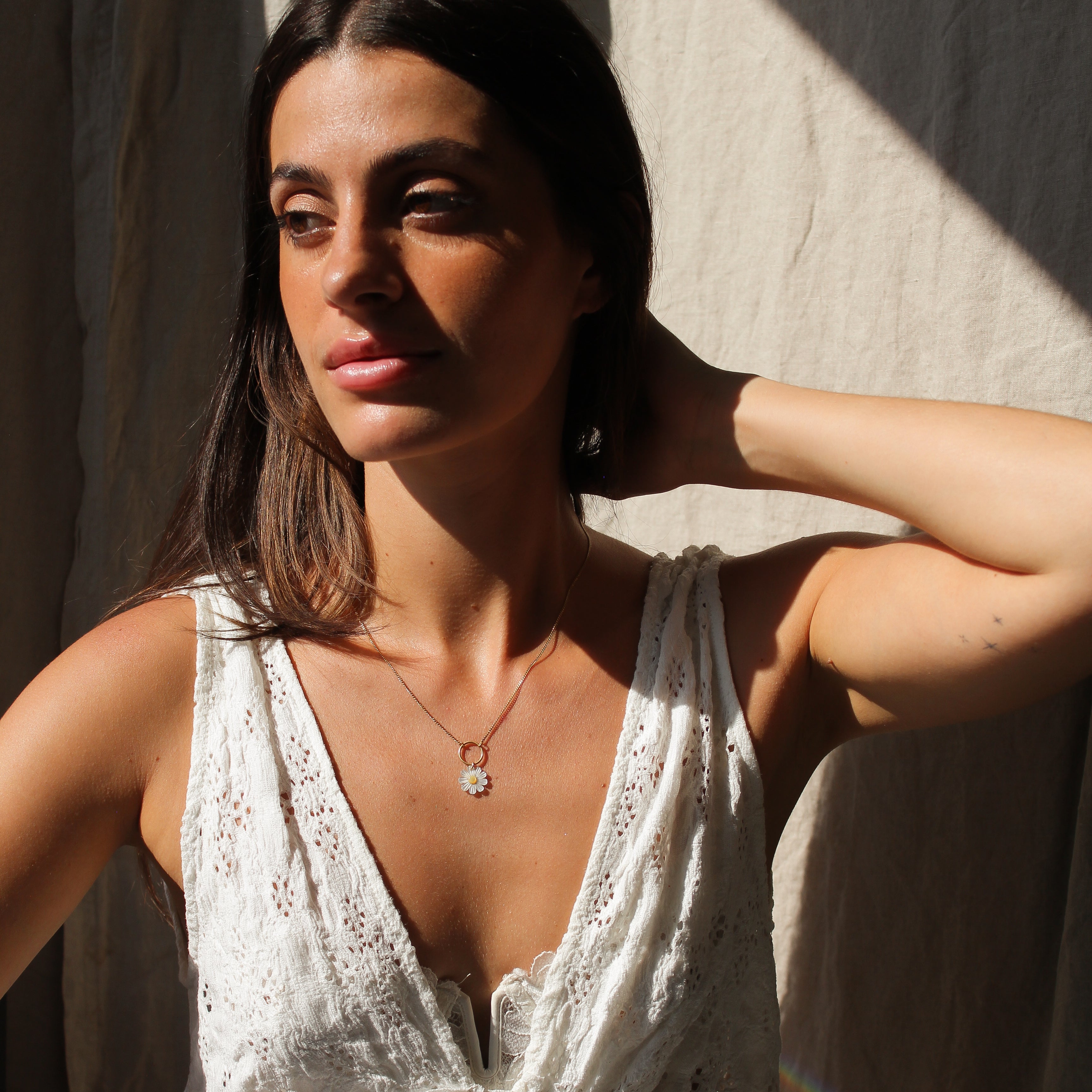 DAISY NECKLACE - MOTHER OF PEARL (GOLD PLATED)