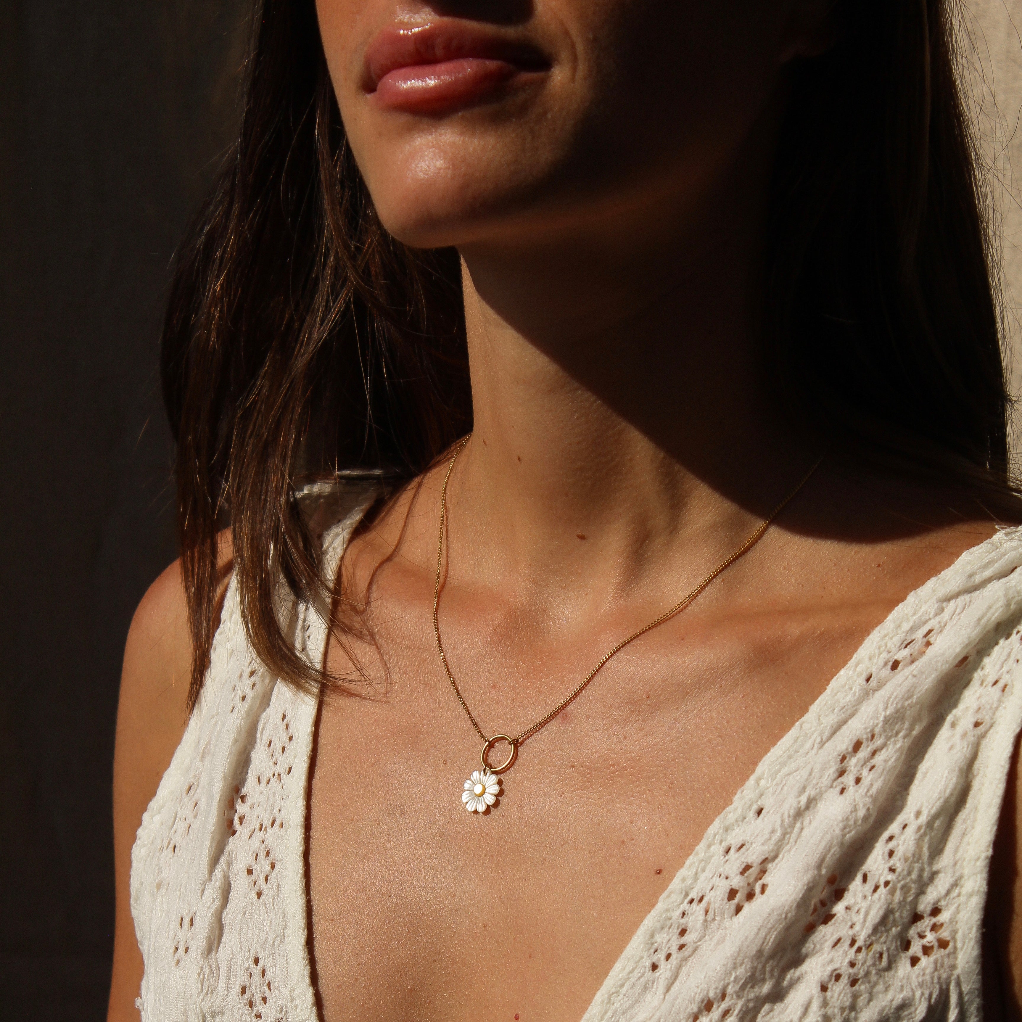 DAISY NECKLACE - MOTHER OF PEARL (GOLD PLATED)