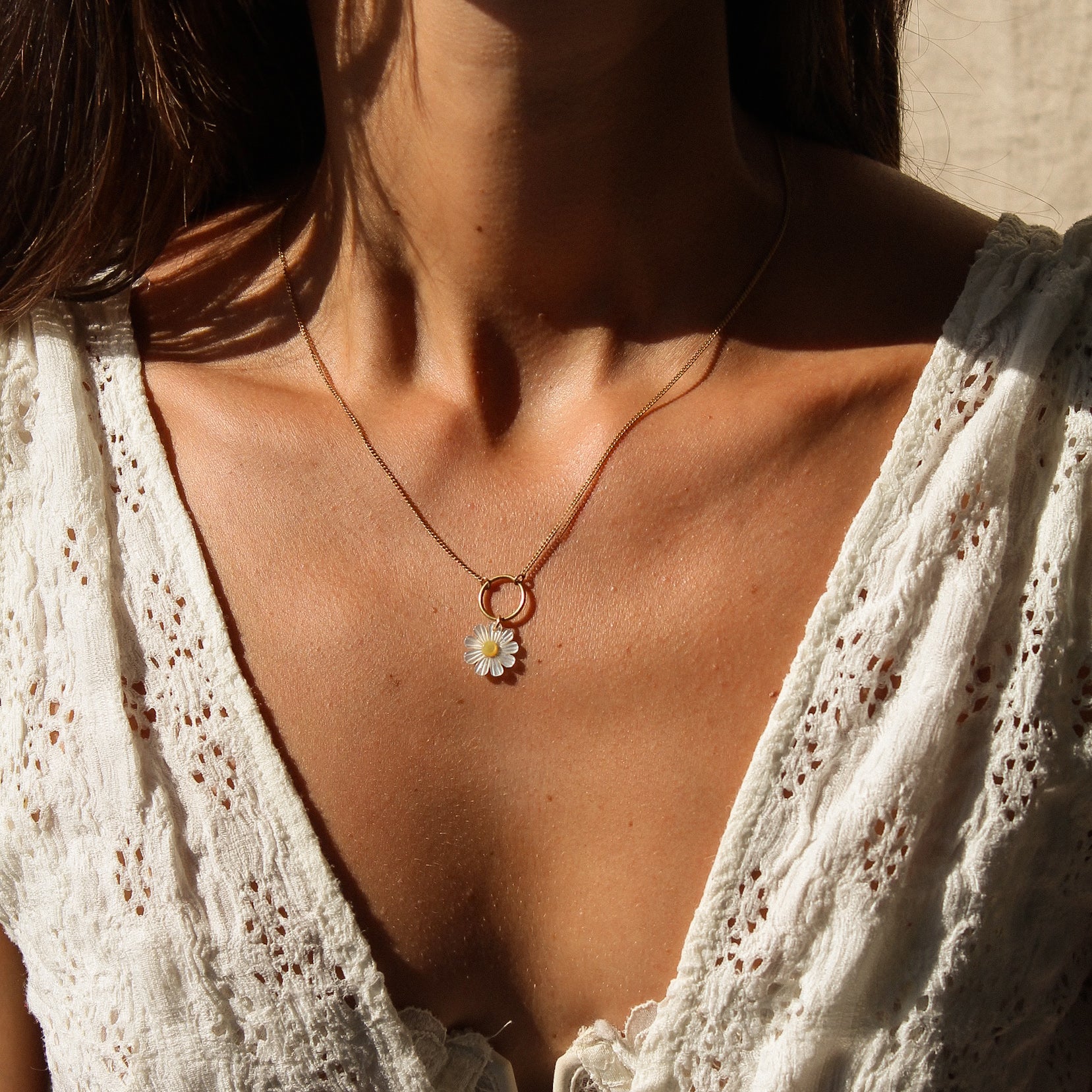 DAISY NECKLACE - MOTHER OF PEARL (GOLD PLATED)