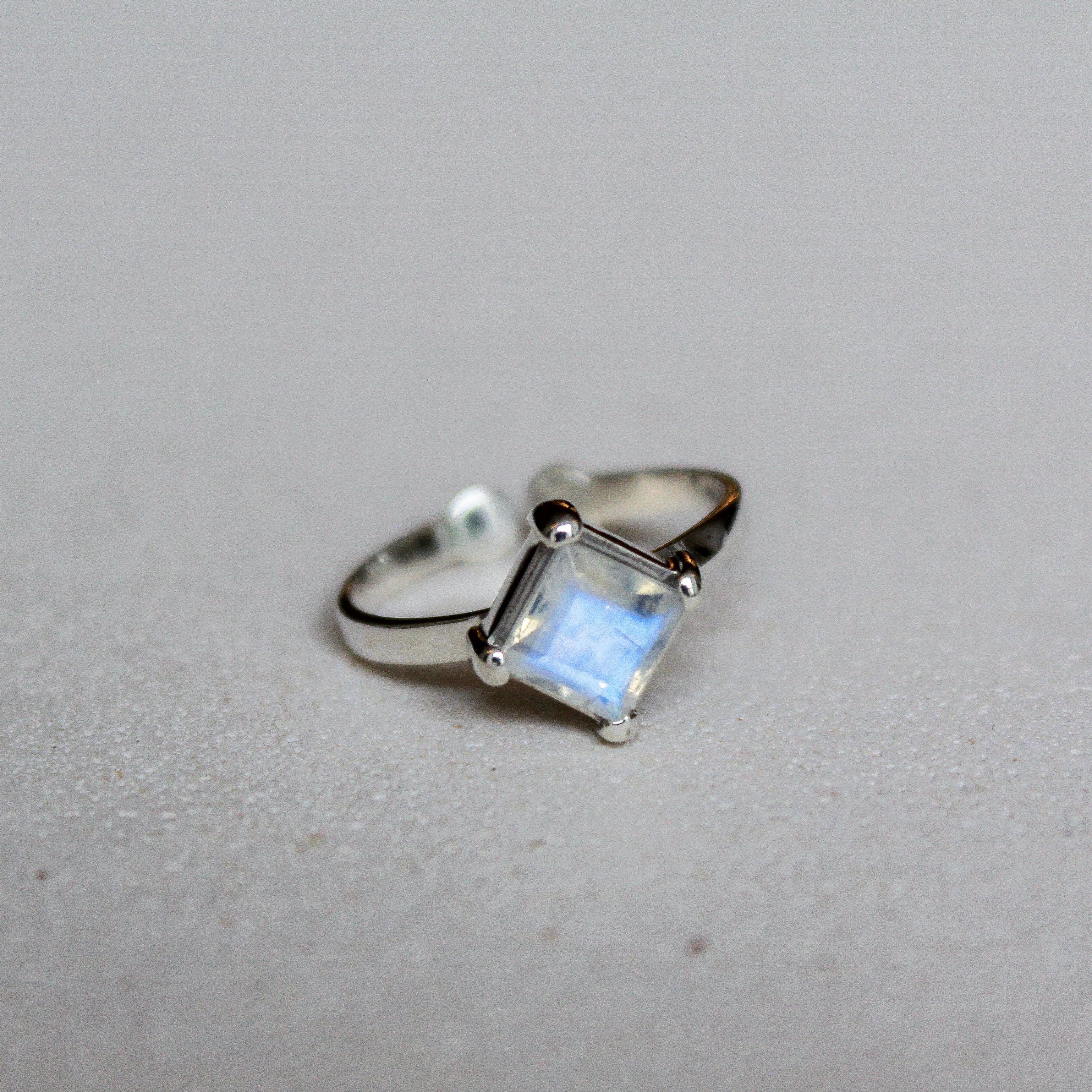 NOVA RING II - MOONSTONE (SILVER)