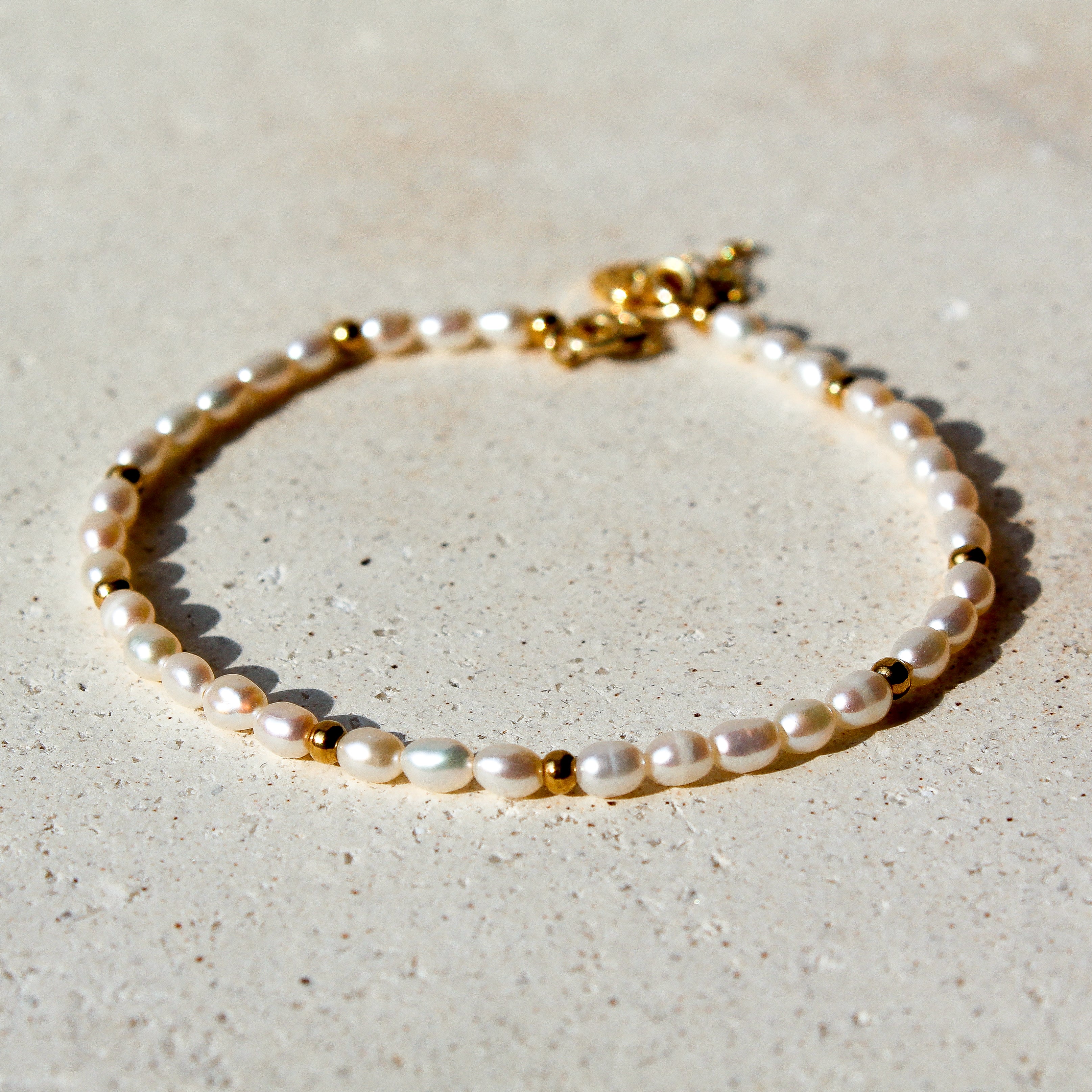 RIVER PEARLS BRACELET - WHITE (GOLD PLATED)