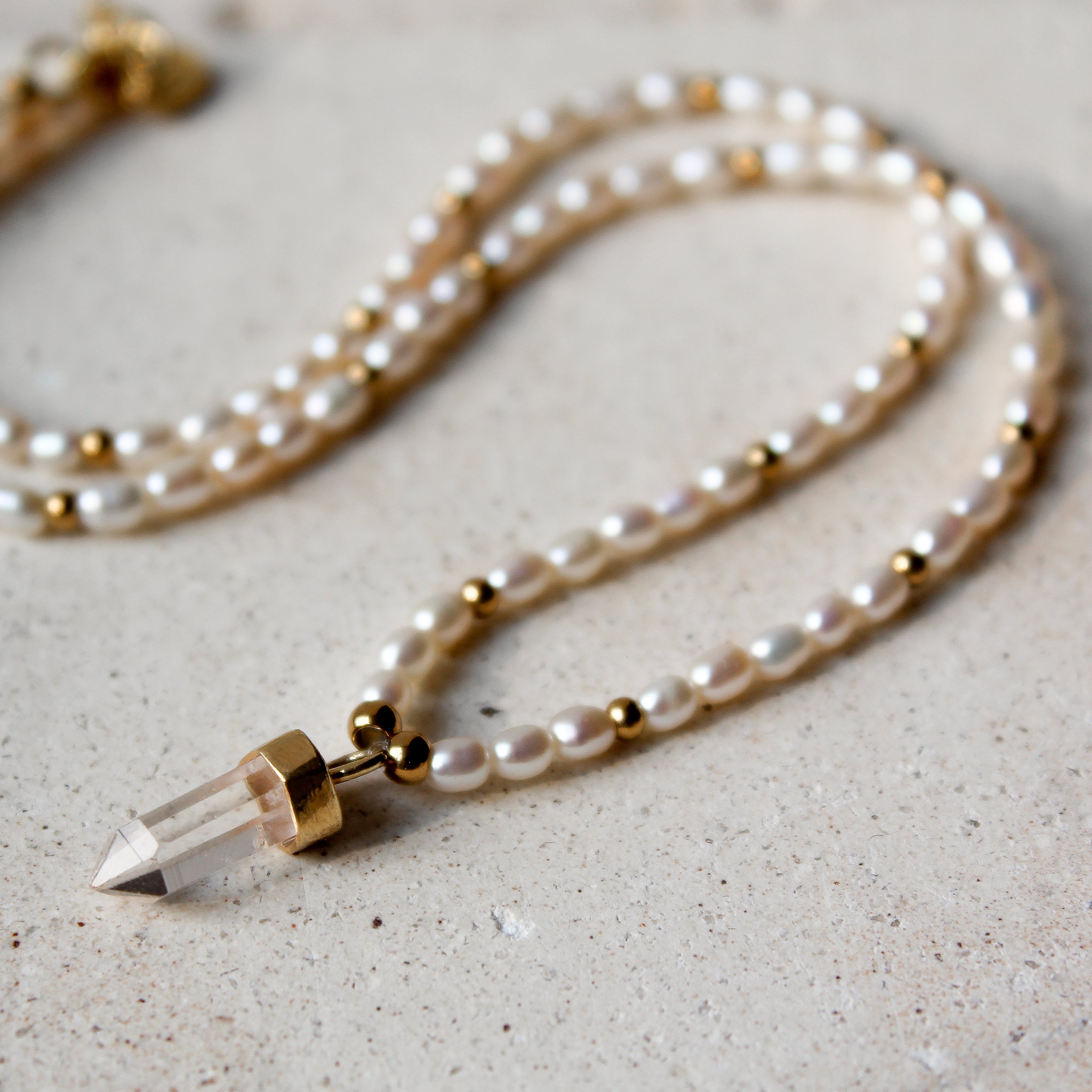 FRESHWATER PEARLS CHOKER - CRYSTAL QUARTZ (GOLD-FILLED)