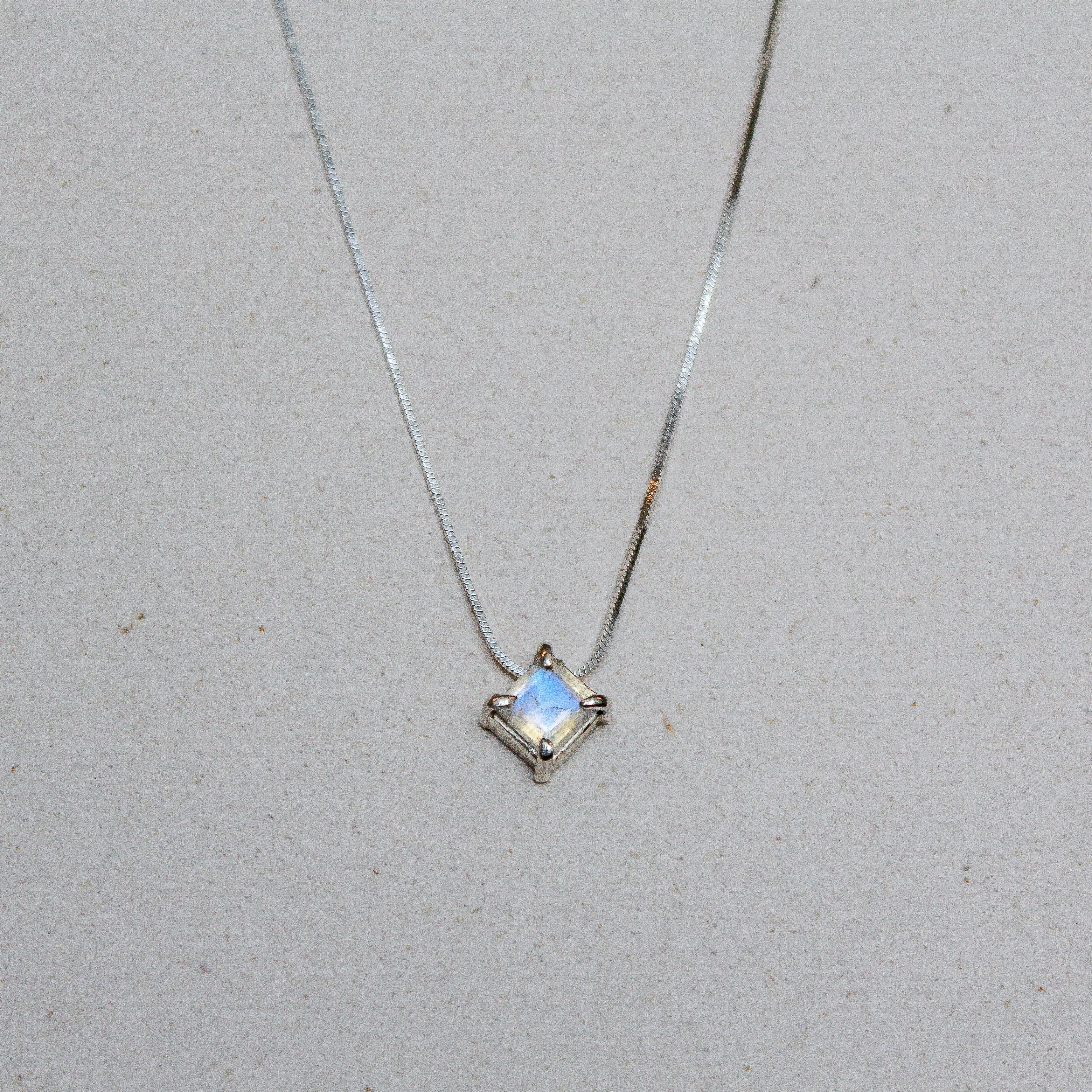 NOVA NECKLACE - MOONSTONE (SILVER)