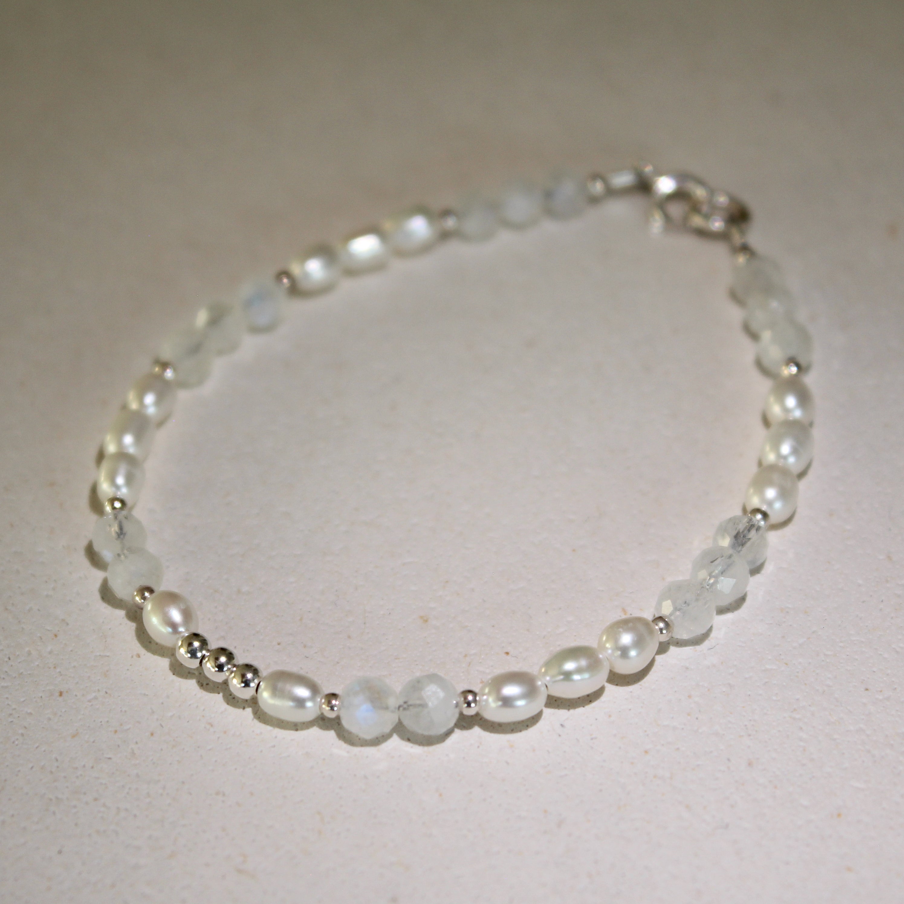 DIVINE FEMININITY BRACELET - MOONSTONE & FRESHWATER PEARLS (SILVER)