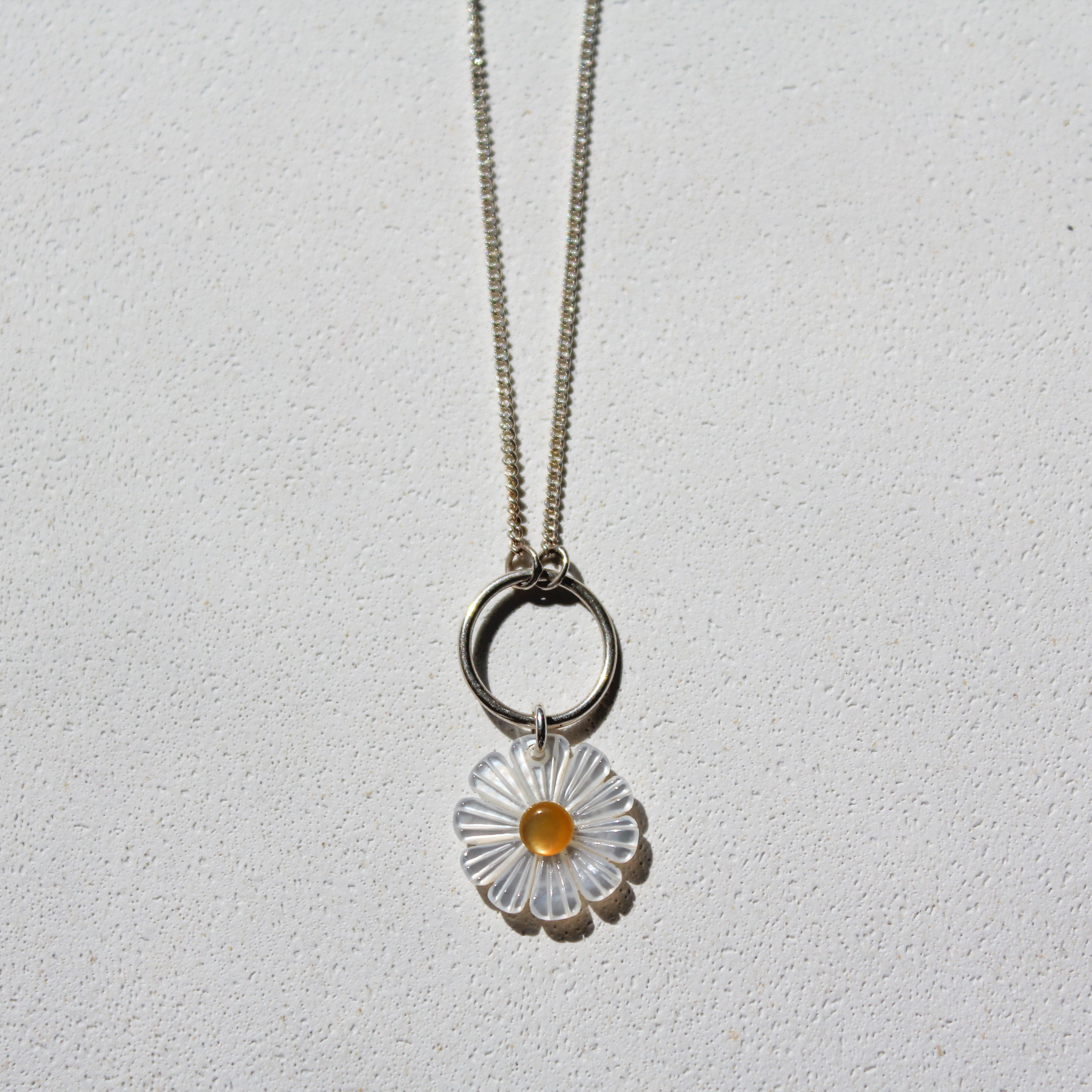 DAISY NECKLACE - MOTHER OF PEARL (SILVER)