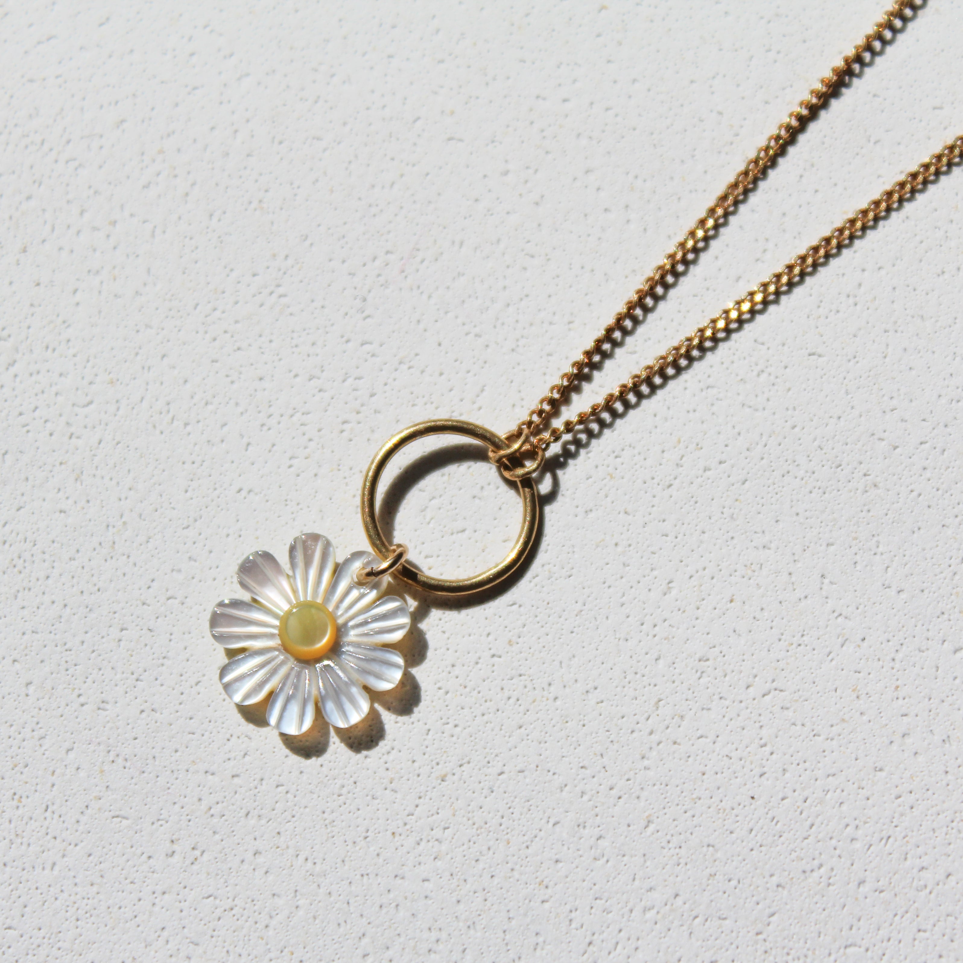 DAISY NECKLACE - MOTHER OF PEARL (GOLD PLATED)