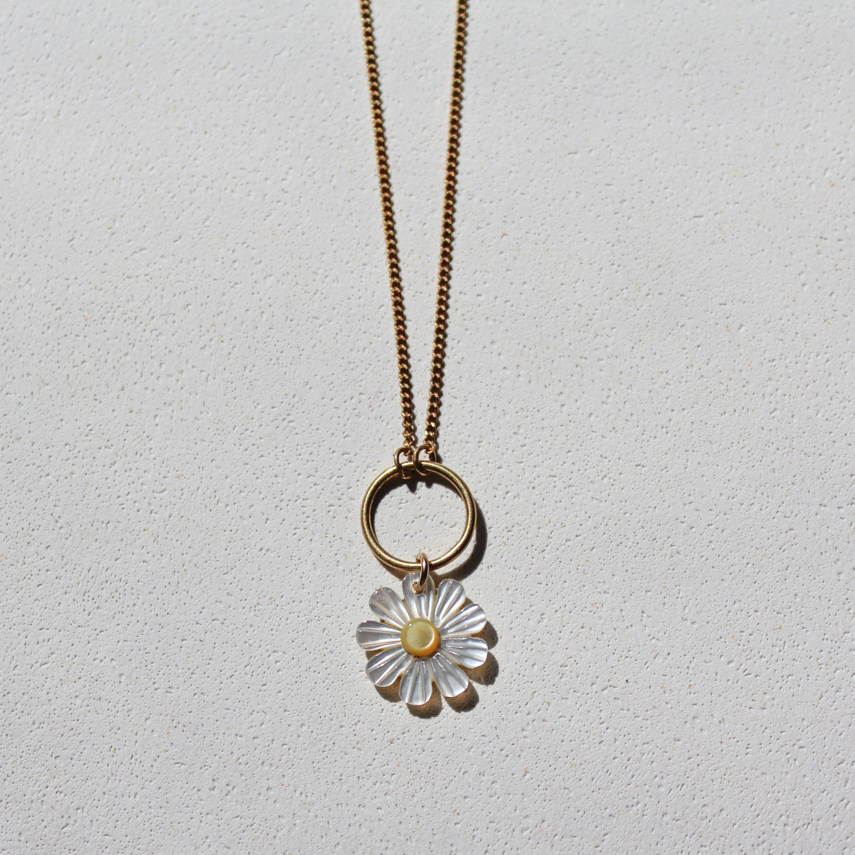 DAISY NECKLACE - MOTHER OF PEARL (GOLD PLATED)