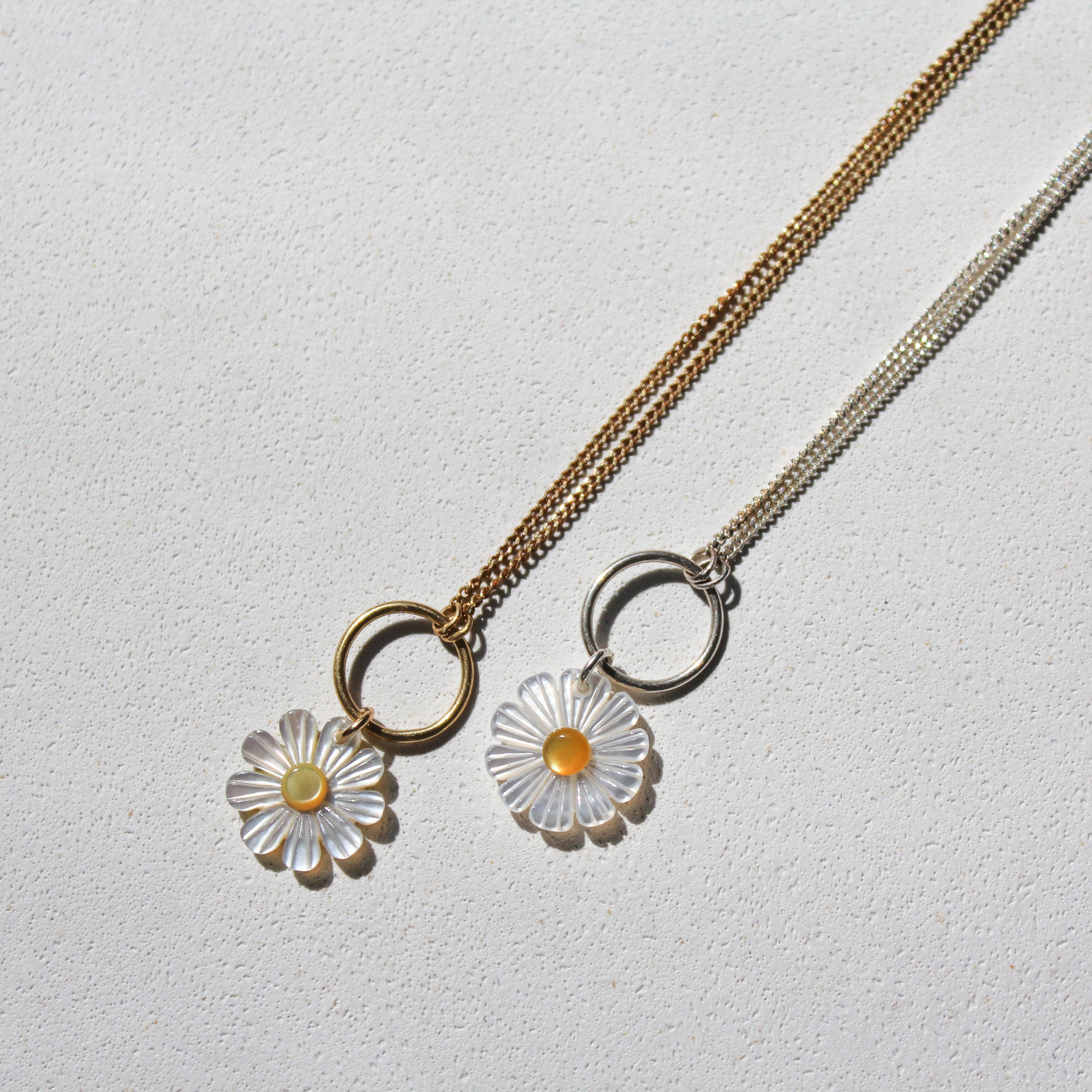 DAISY NECKLACE - MOTHER OF PEARL (GOLD PLATED)