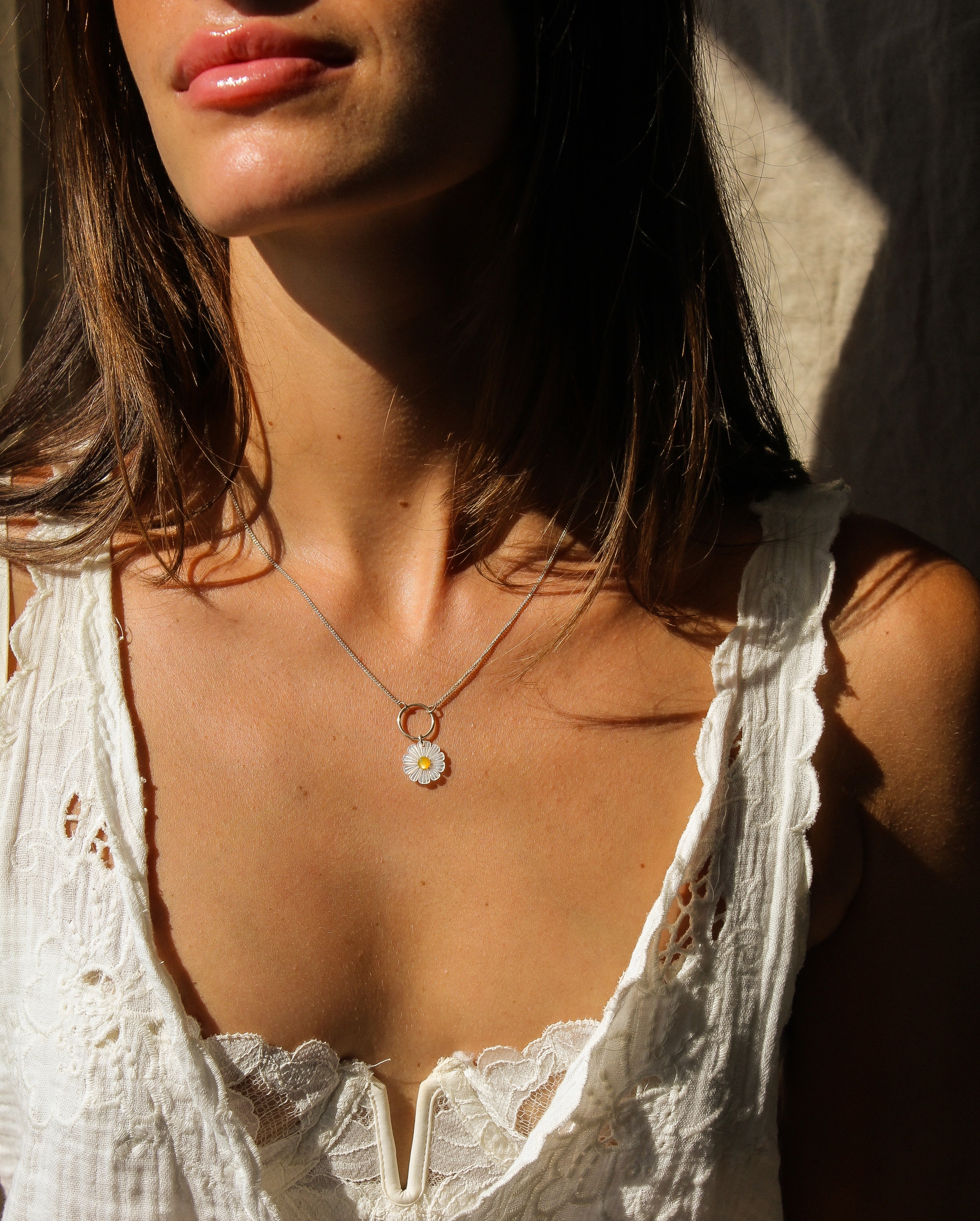 DAISY NECKLACE - MOTHER OF PEARL (SILVER)