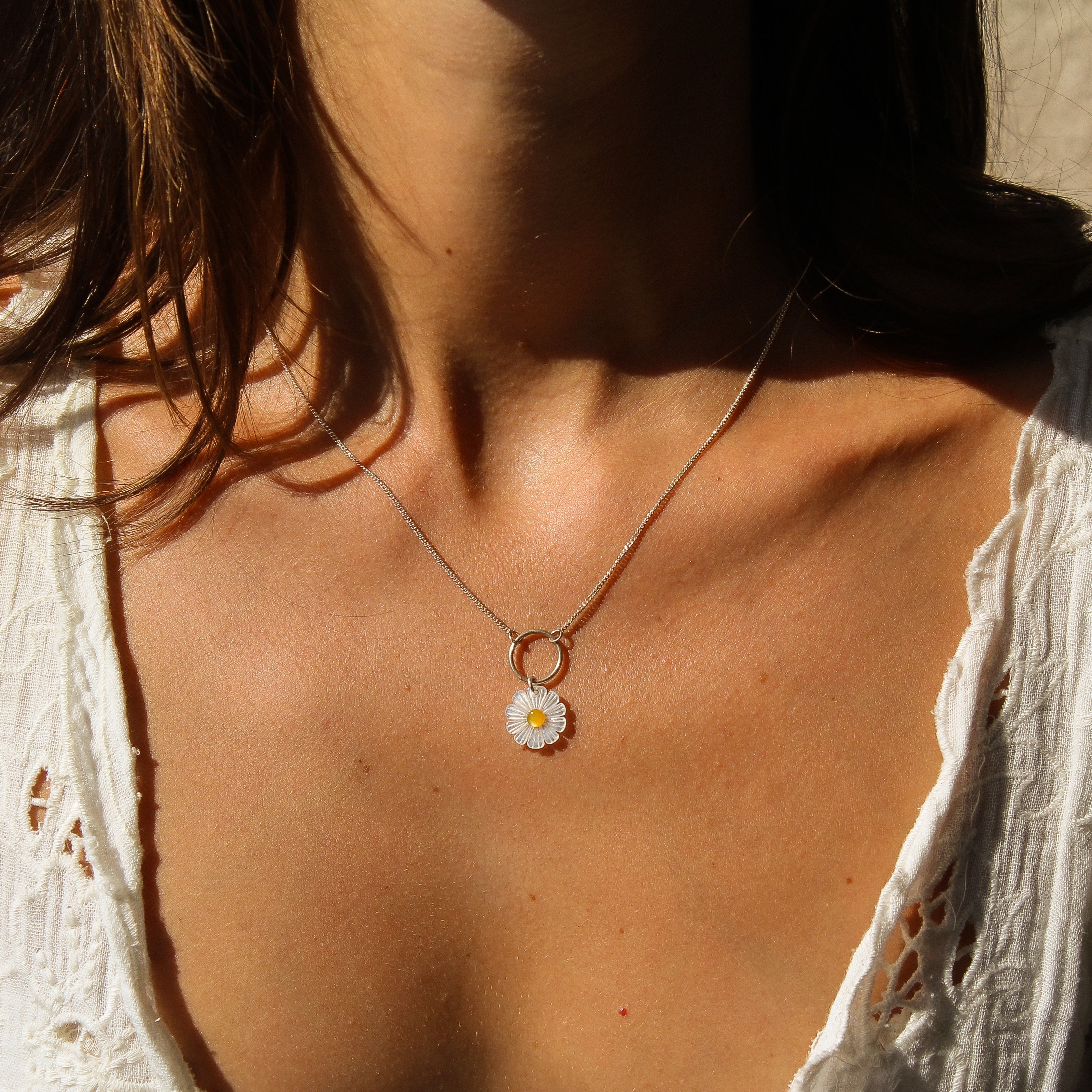 DAISY NECKLACE - MOTHER OF PEARL (SILVER)