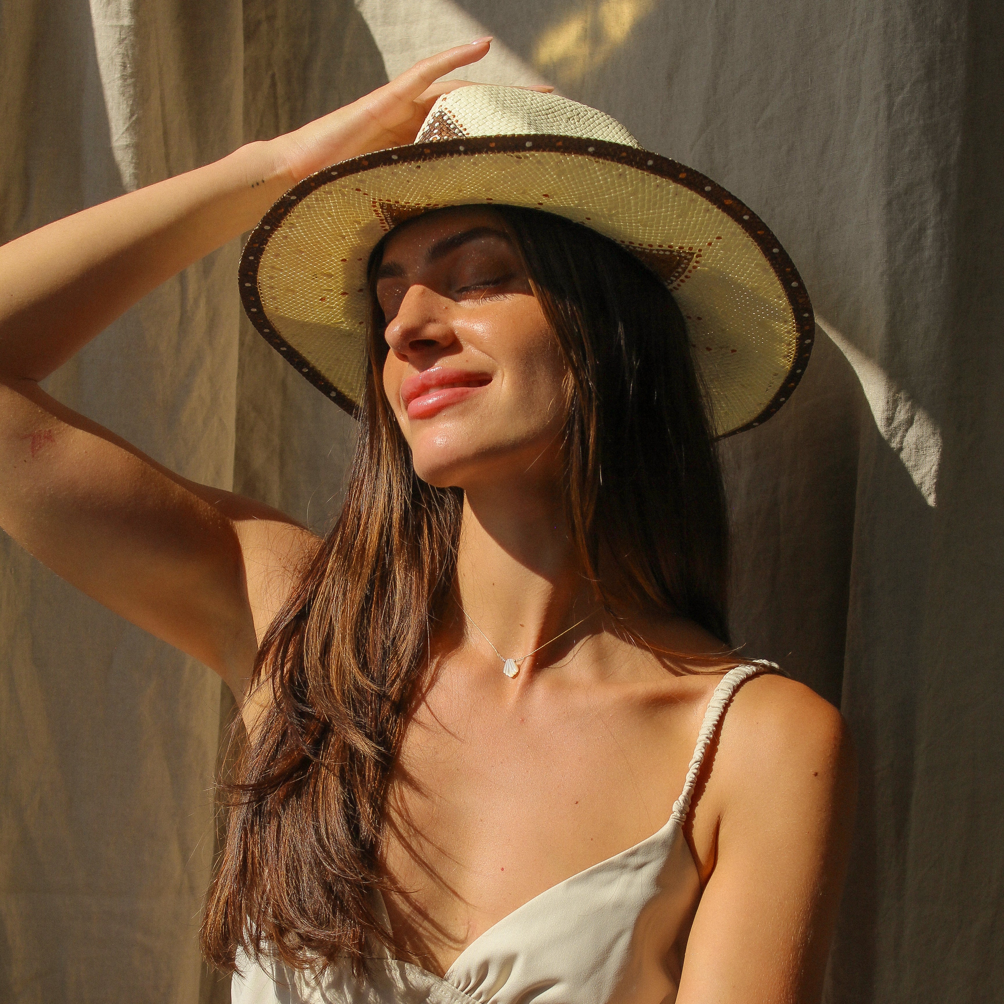 MERMAID THREAD NECKLACE - MOTHER OF PEARL