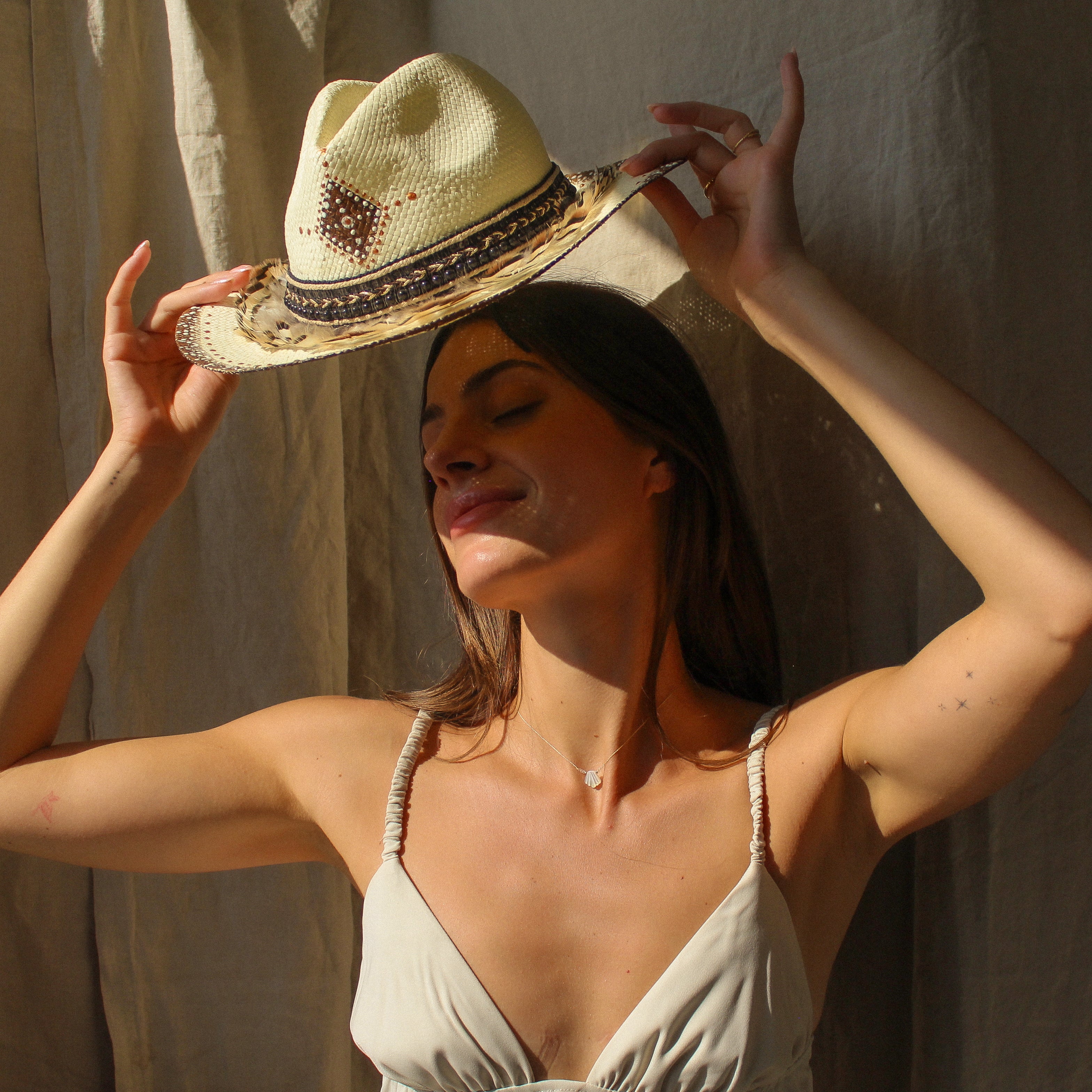 MERMAID THREAD NECKLACE - MOTHER OF PEARL