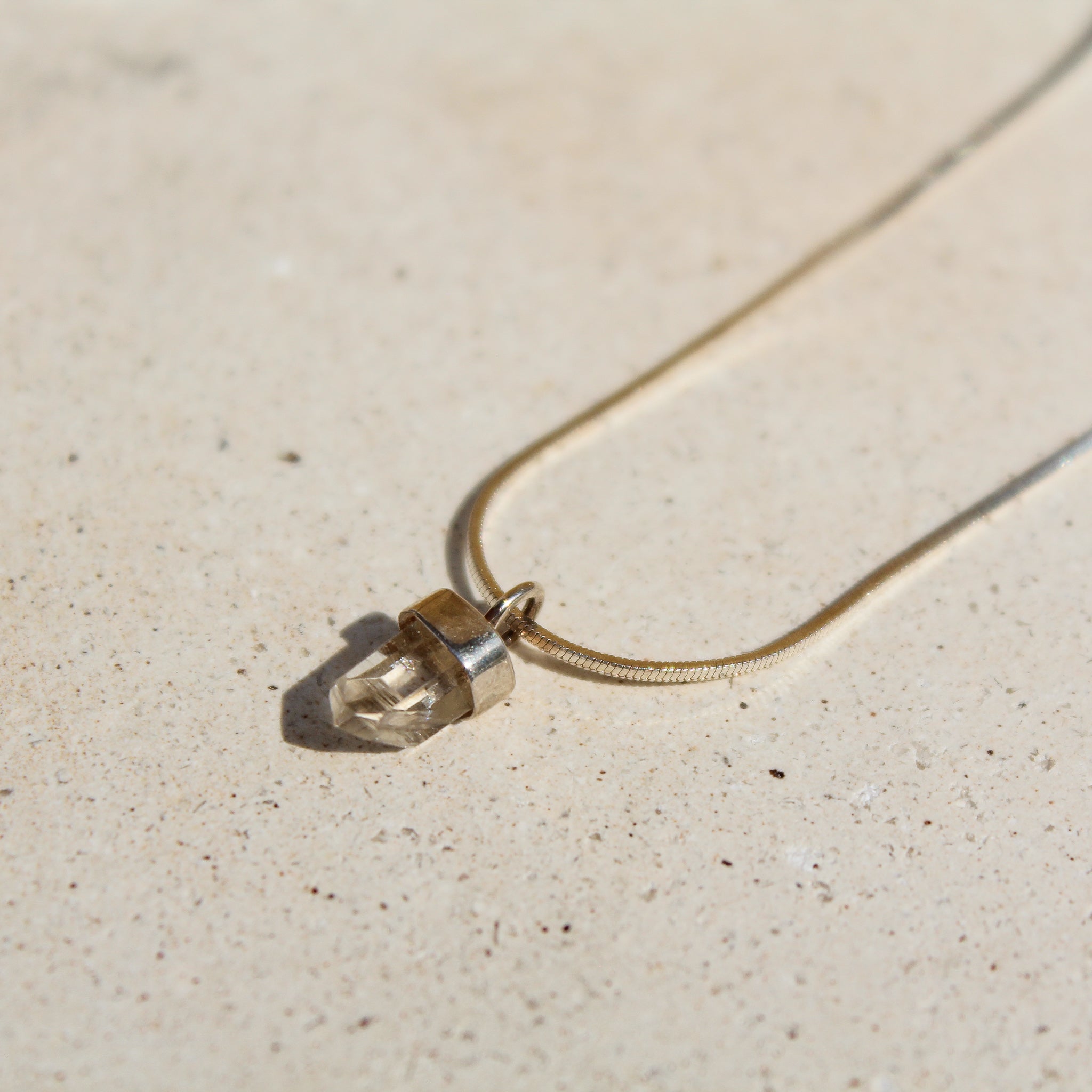 BABY PENDULUM CHOKER - CRYSTAL QUARTZ (SILVER)