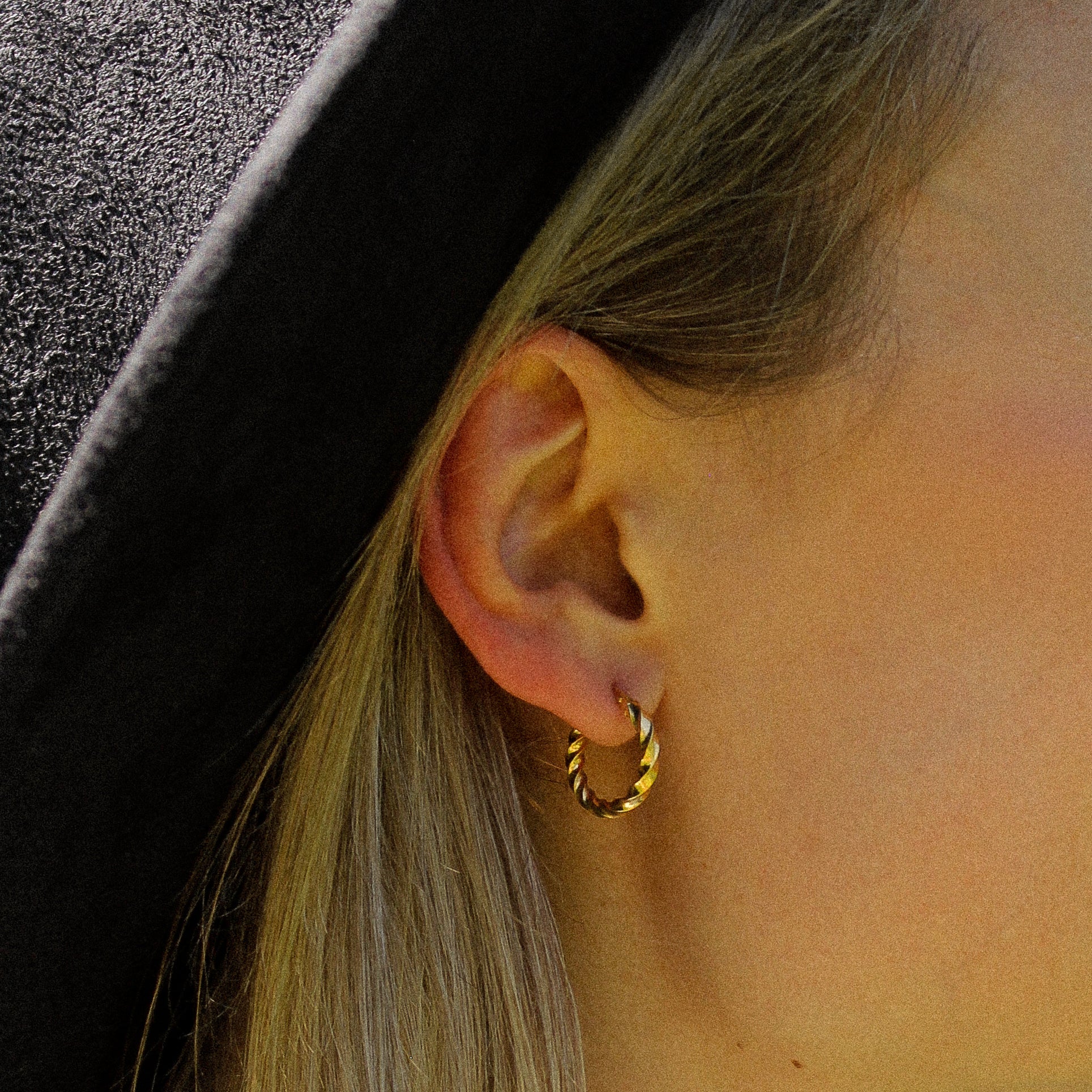 TWIST MINI HOOP (GOLD PLATED)