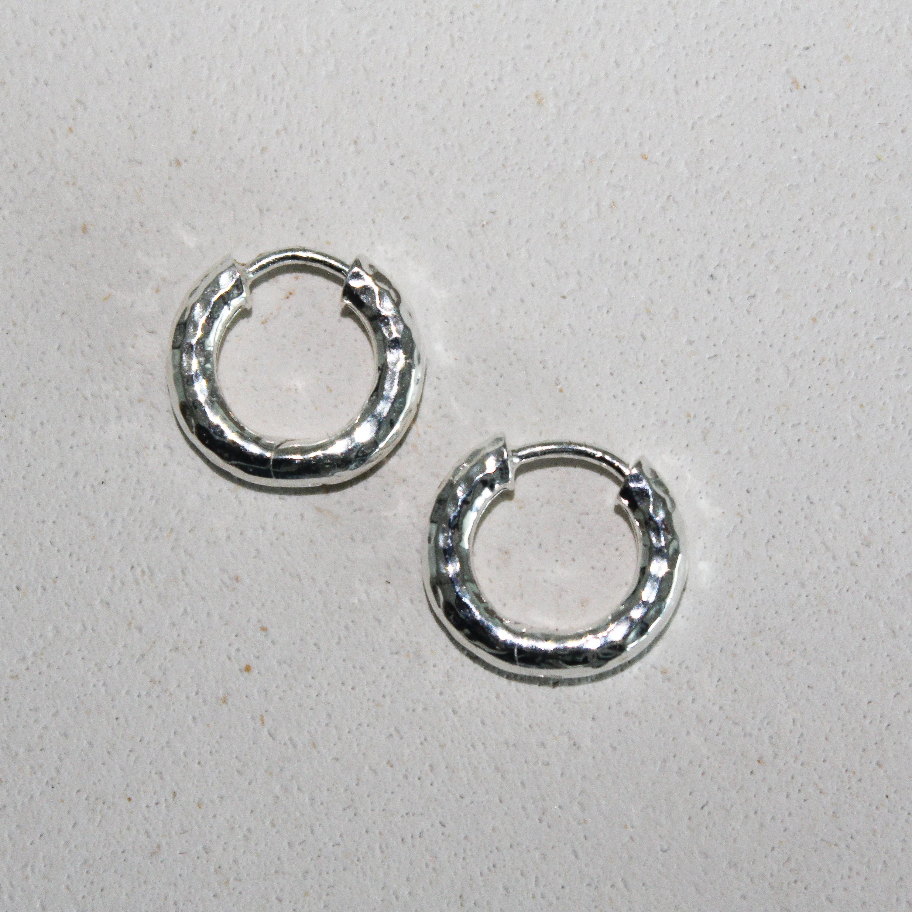 HAMMERED MINI HOOPS (SILVER)