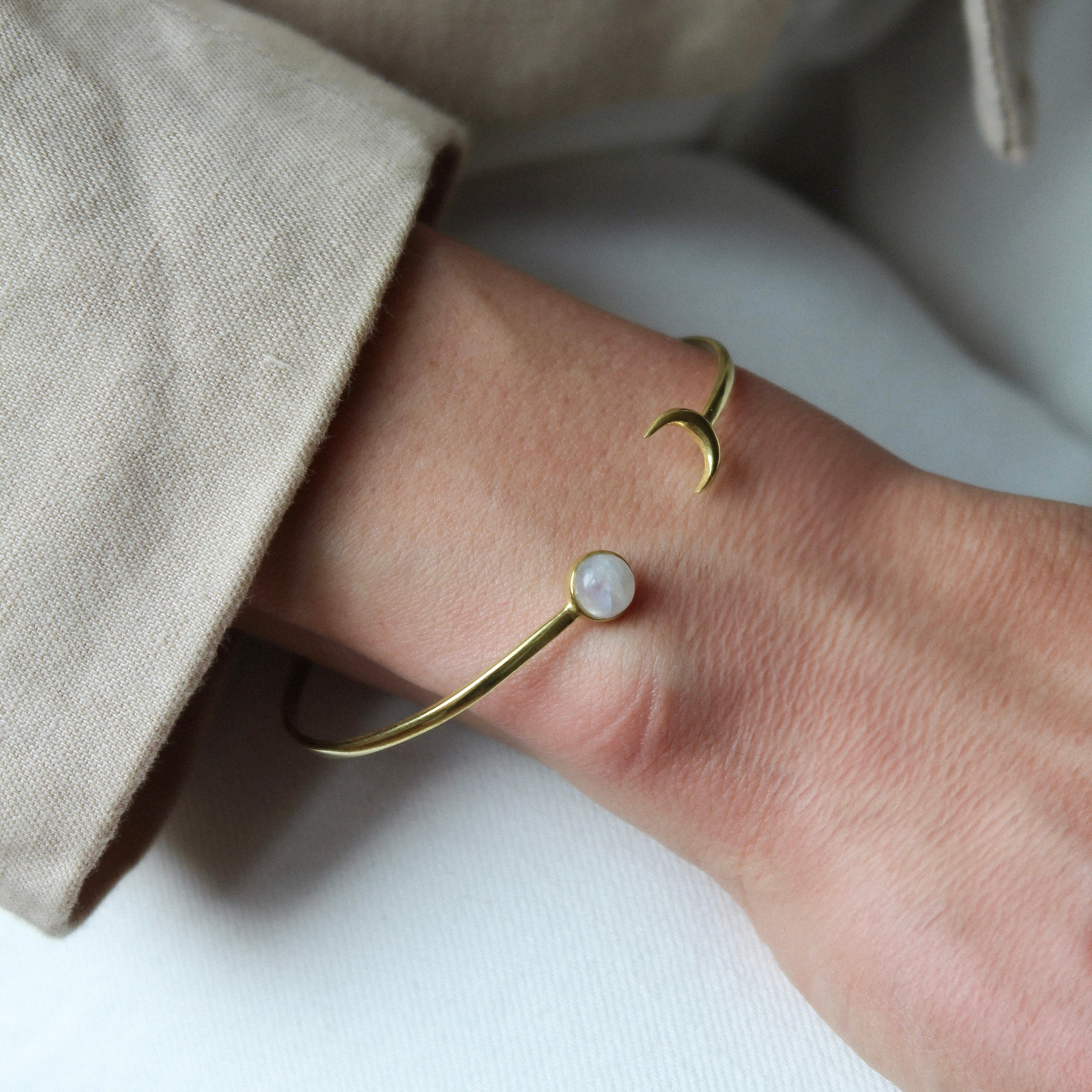 HALFMOON THIN BRACELET - MOONSTONE (GOLD PLATED)