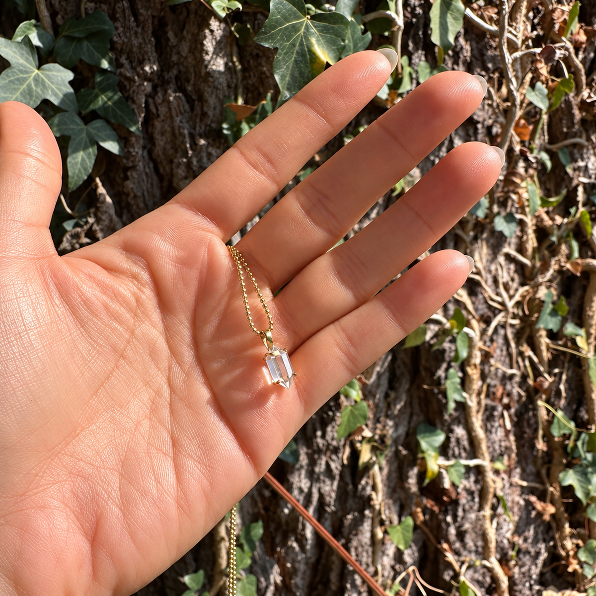 LITTLE CHARM NECKLACE - CRYSTAL QUARTZ (GOLD PLATED)