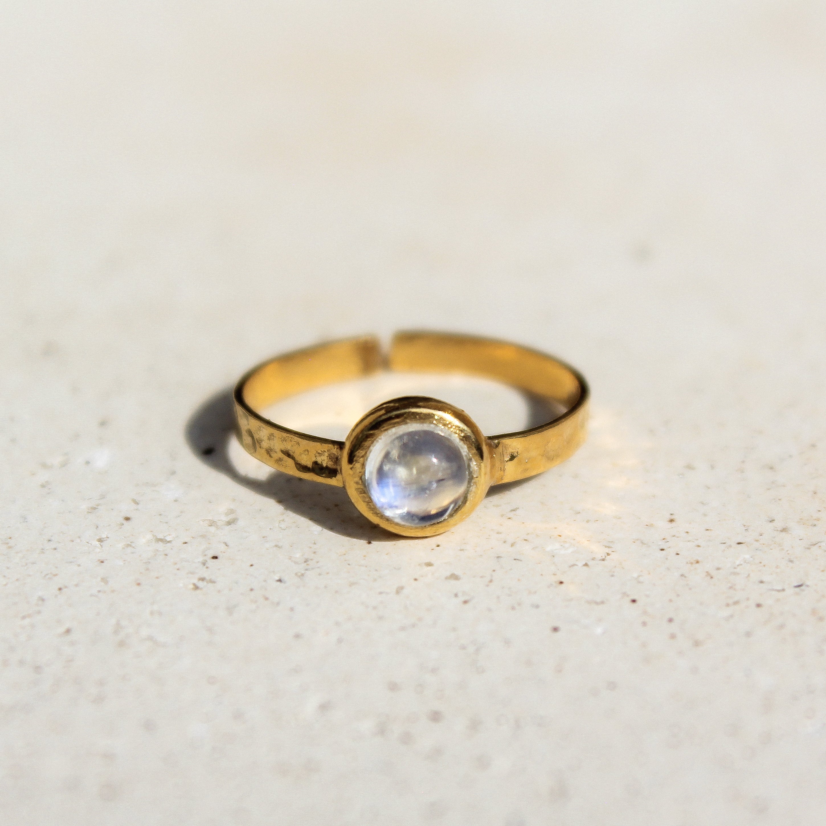 Hammered Fullmoon ring - Moonstone (Gold Plated)