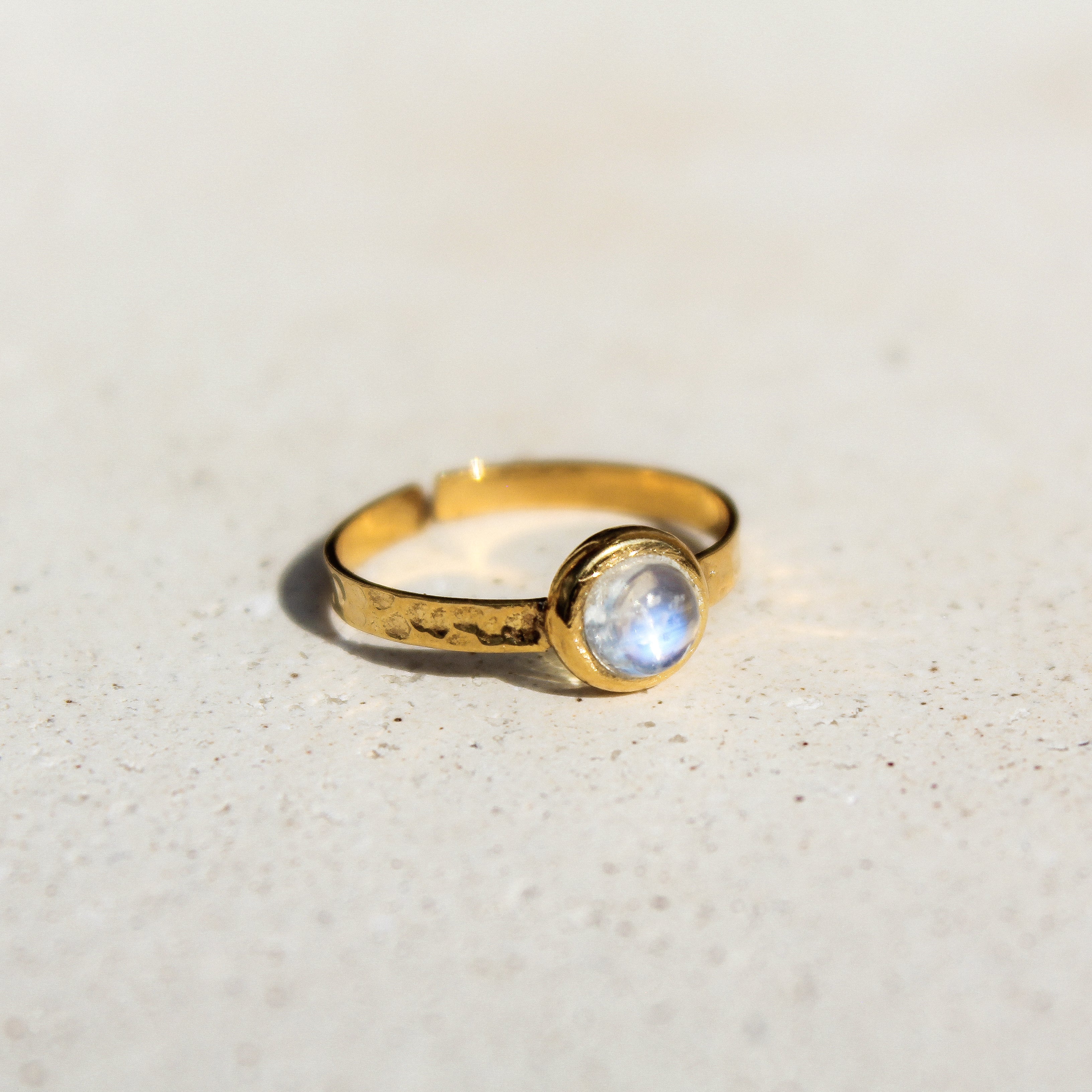 Hammered Fullmoon ring - Moonstone (Gold Plated)