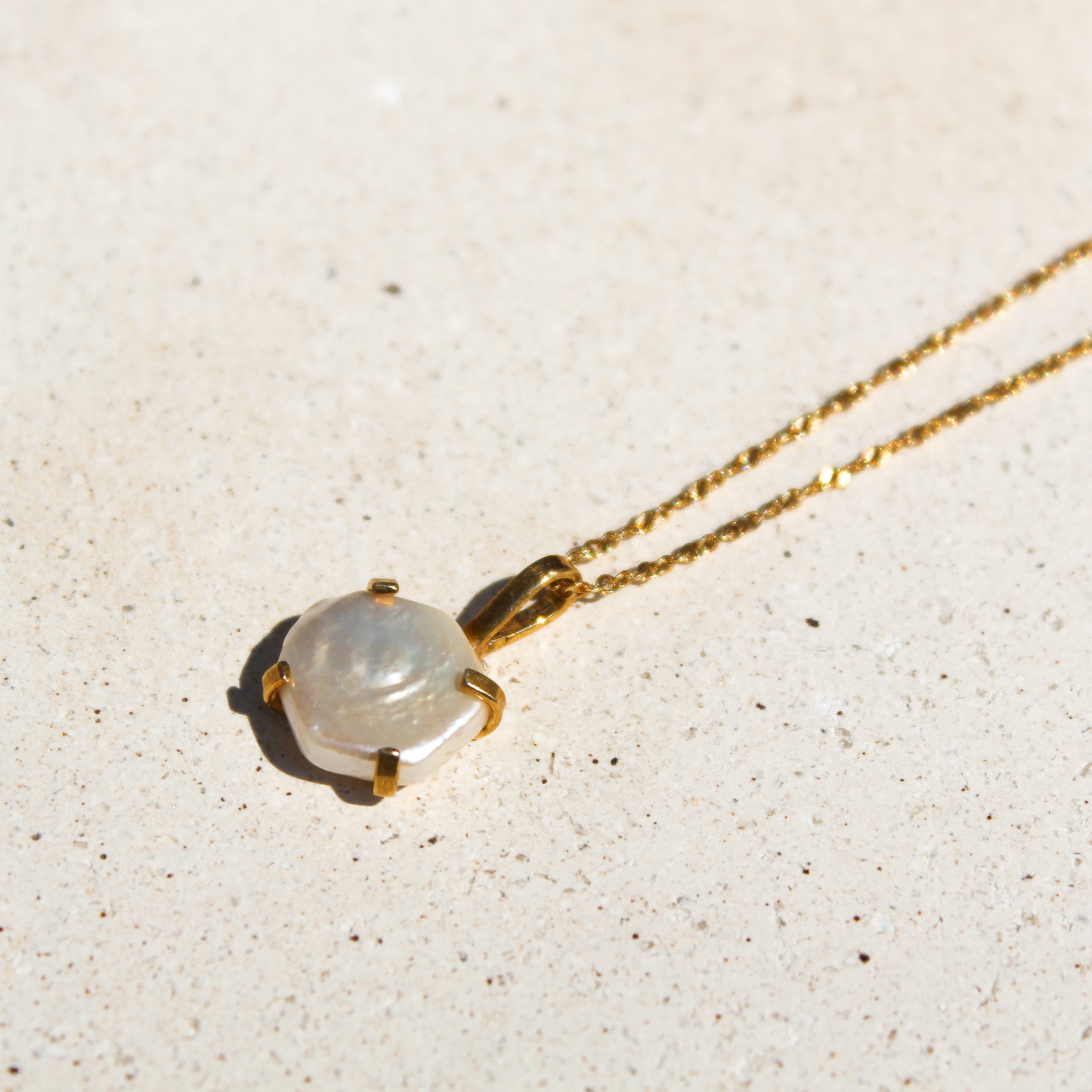 ASYMETRIC NECKLACE - CULTIVATED PEARL (Gold Plated)