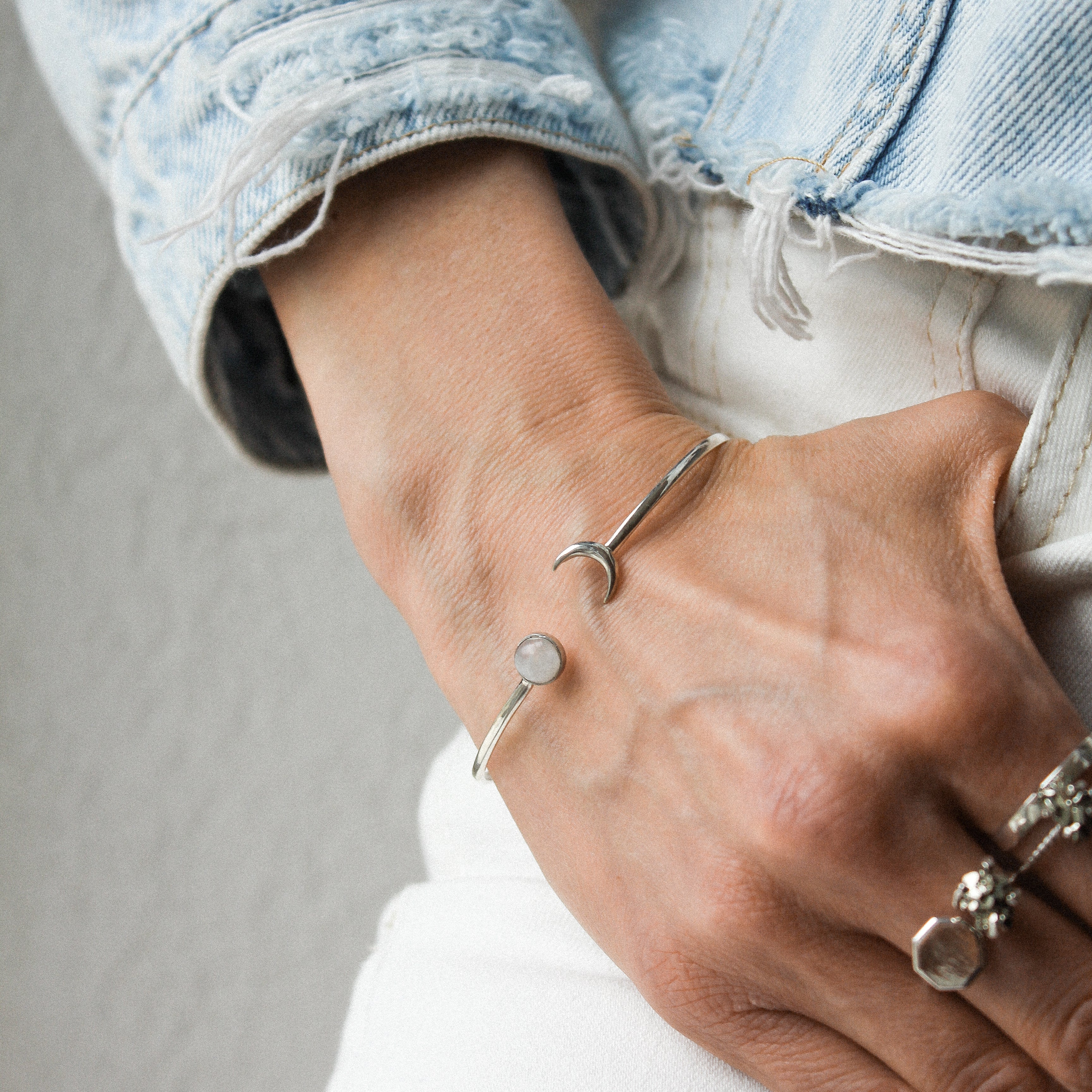 HALFMOON THIN BRACELET - MOONSTONE (SILVER)