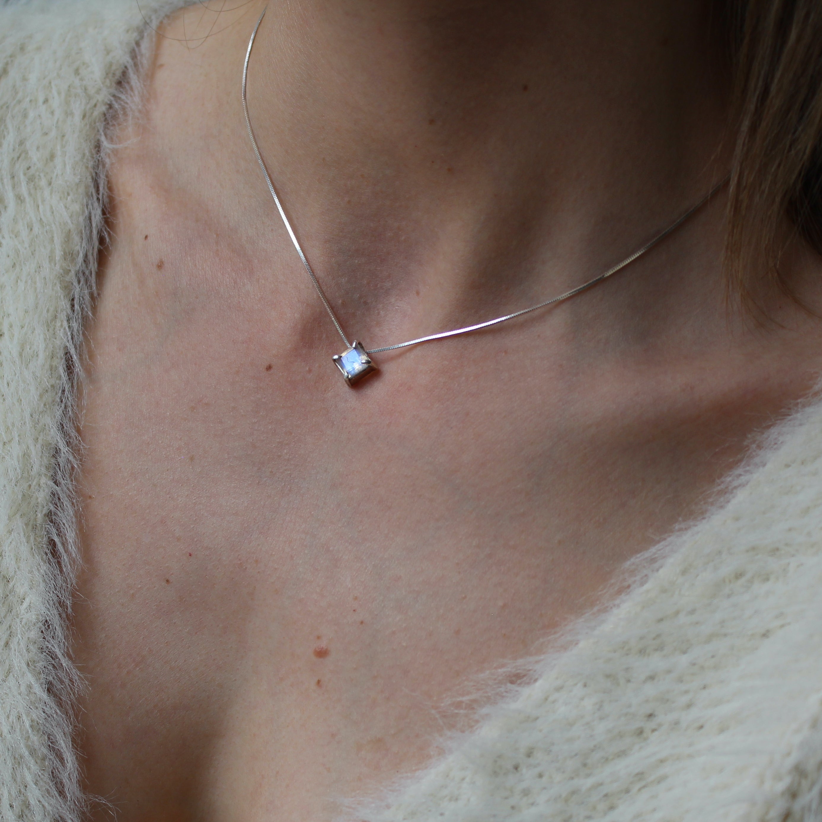 NOVA NECKLACE - MOONSTONE (SILVER)