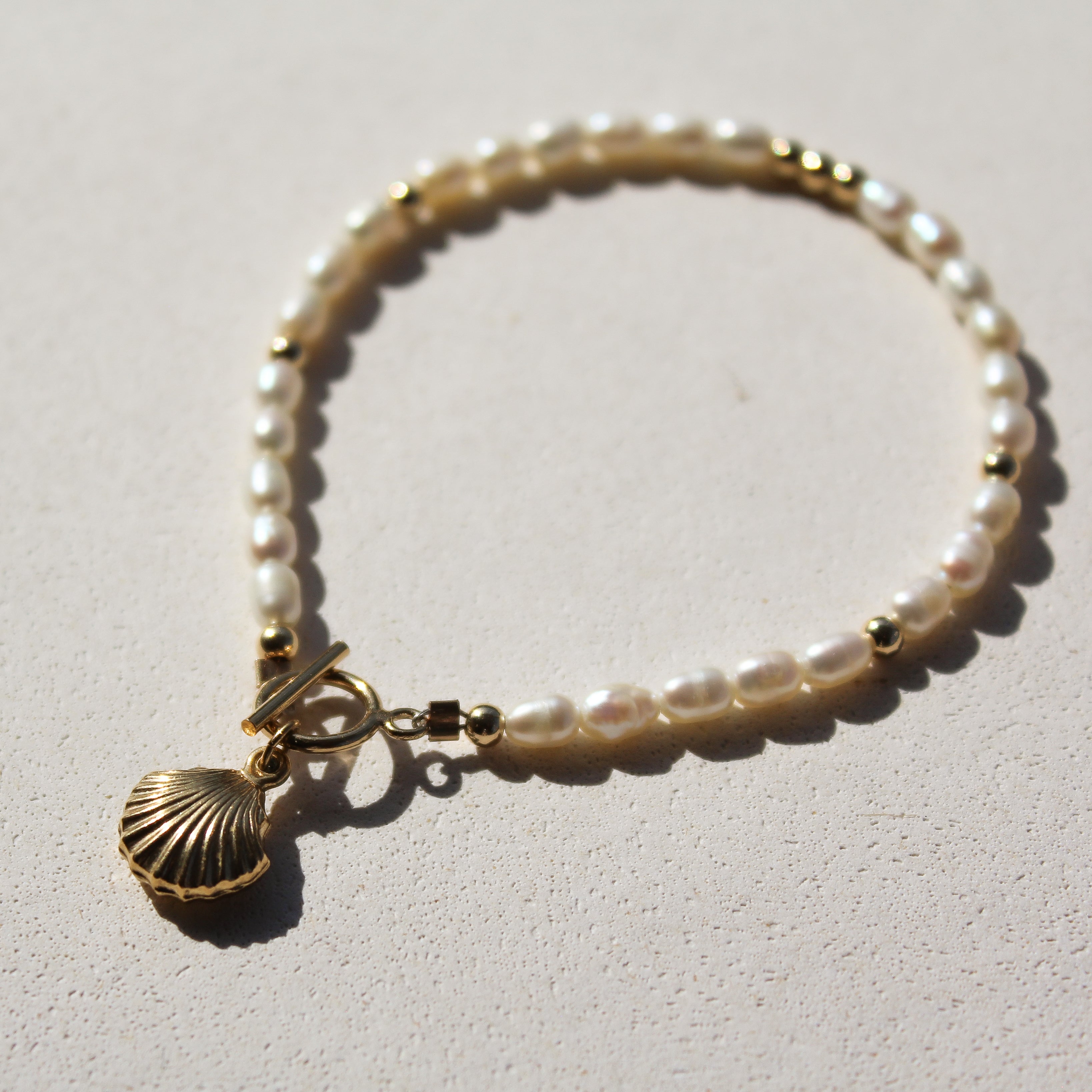 FRESHWATER PEARLS BRACELET - MAGIC SHELL