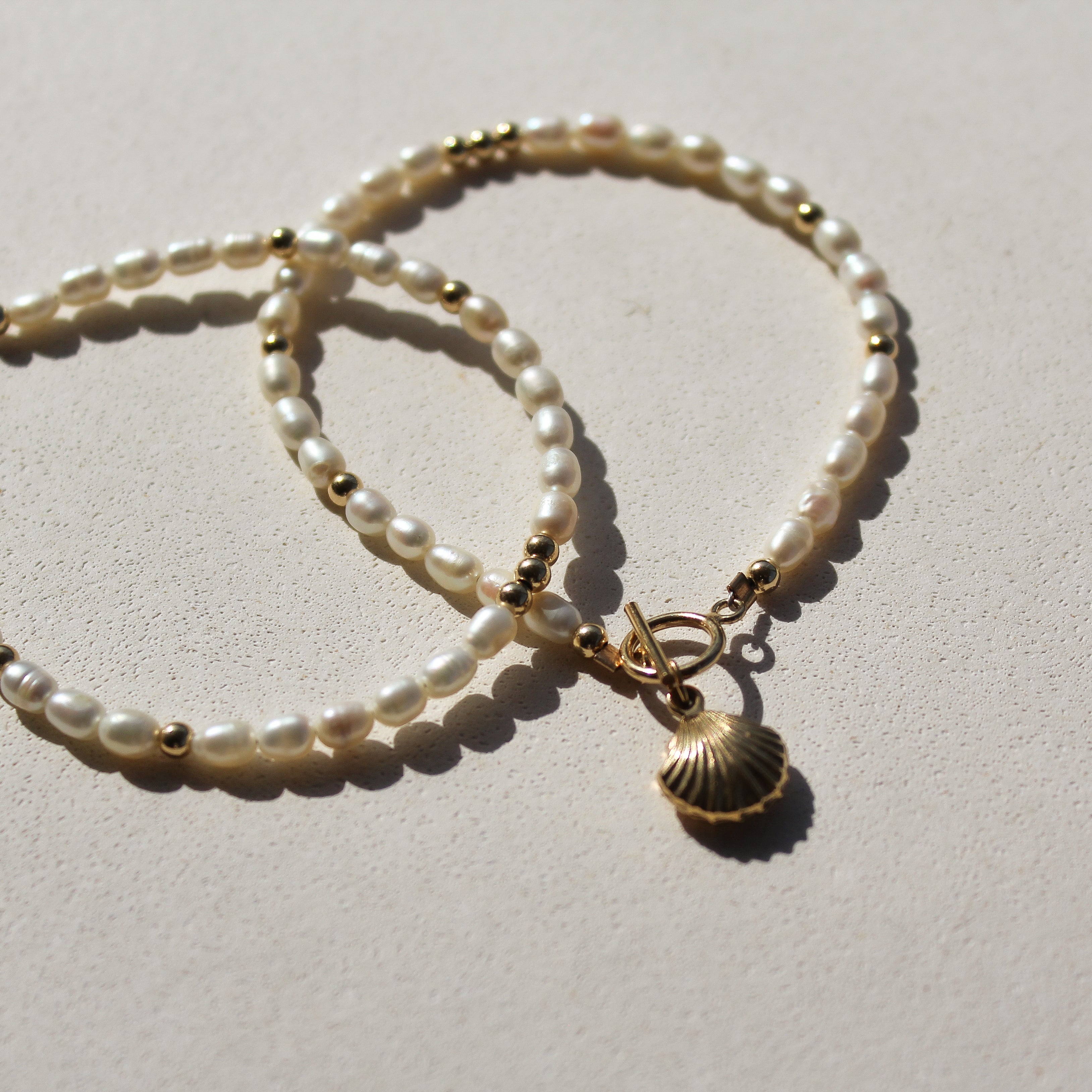 FRESHWATER PEARLS BRACELET - MAGIC SHELL