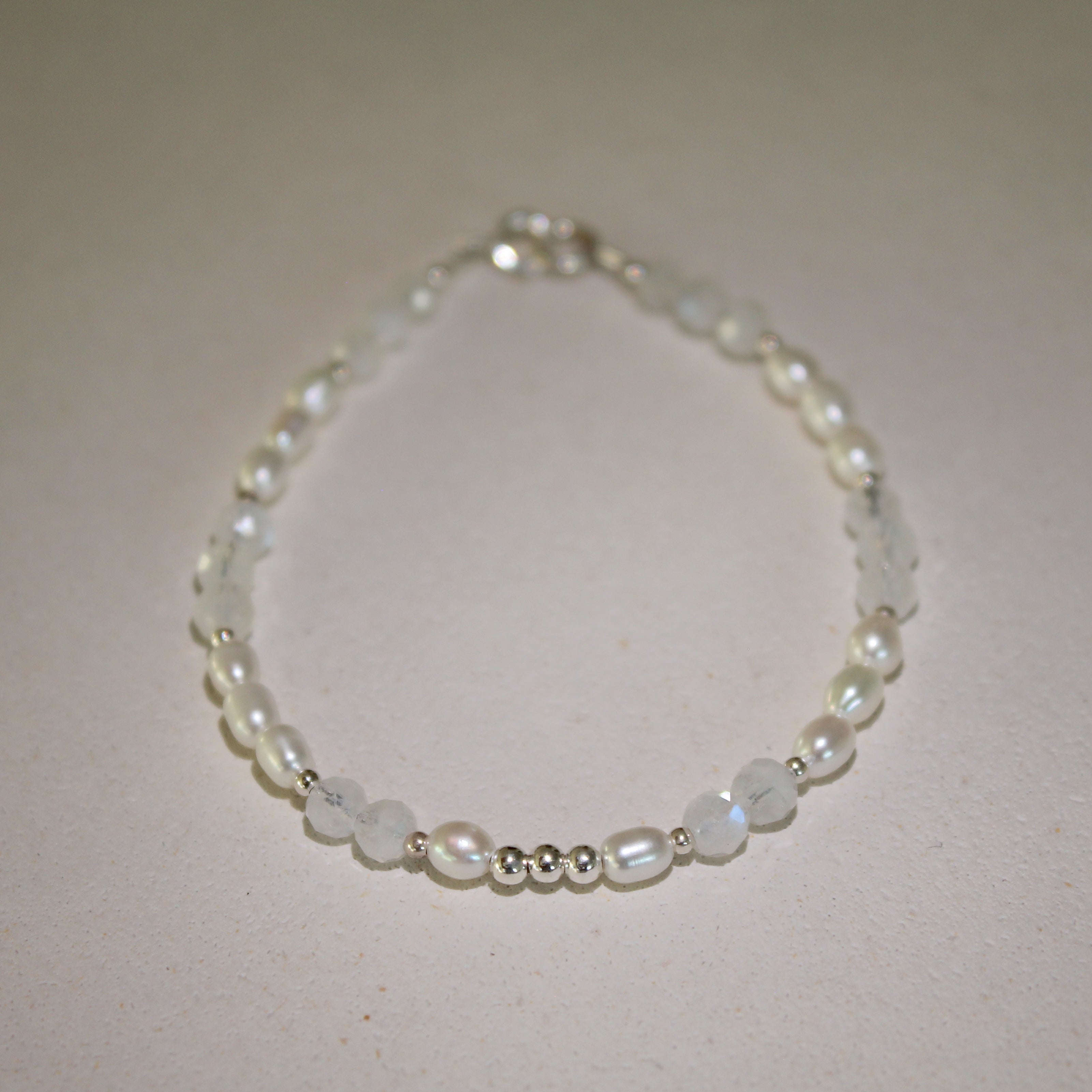 DIVINE FEMININITY BRACELET - MOONSTONE & FRESHWATER PEARLS (SILVER)