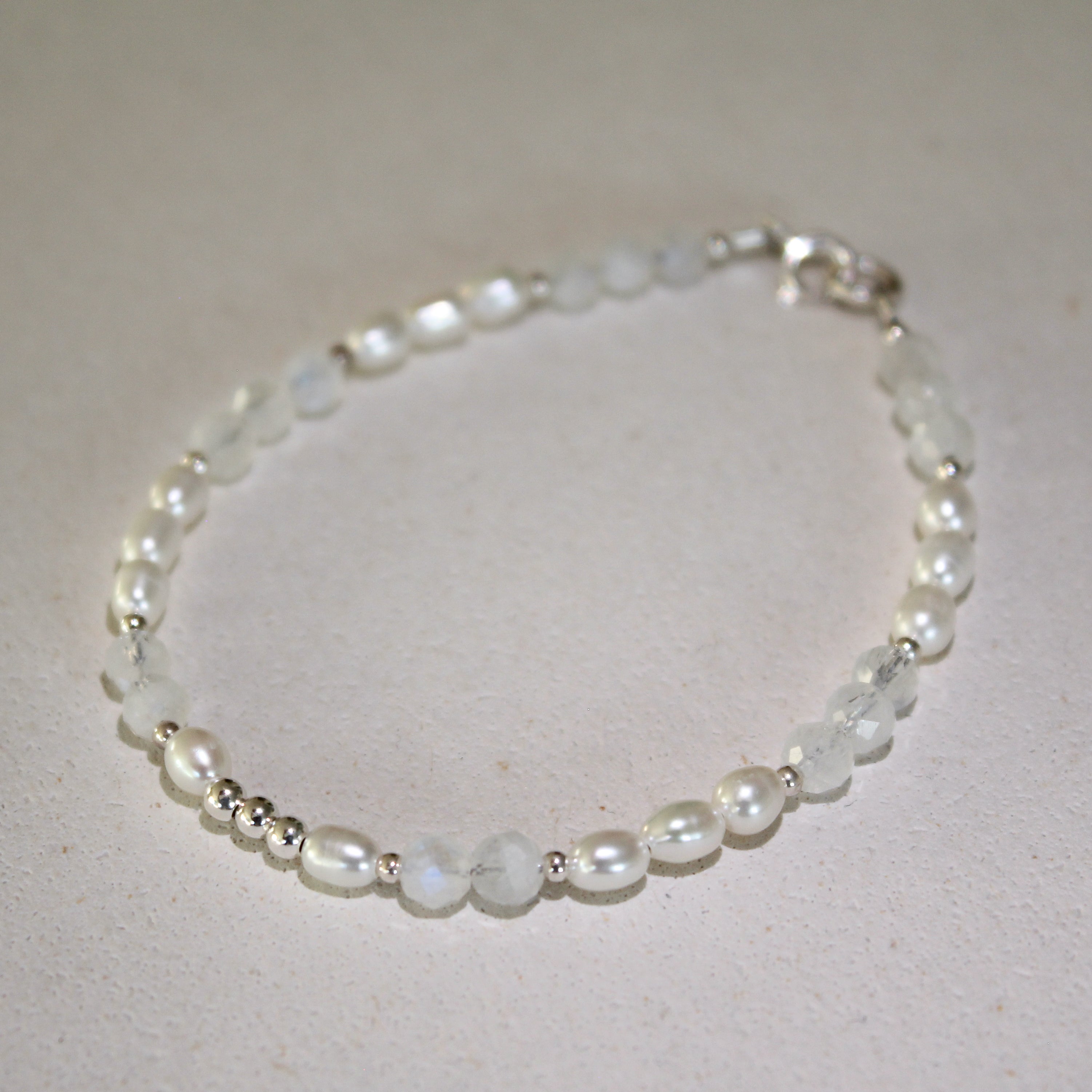 DIVINE FEMININITY BRACELET - MOONSTONE & FRESHWATER PEARLS (SILVER)