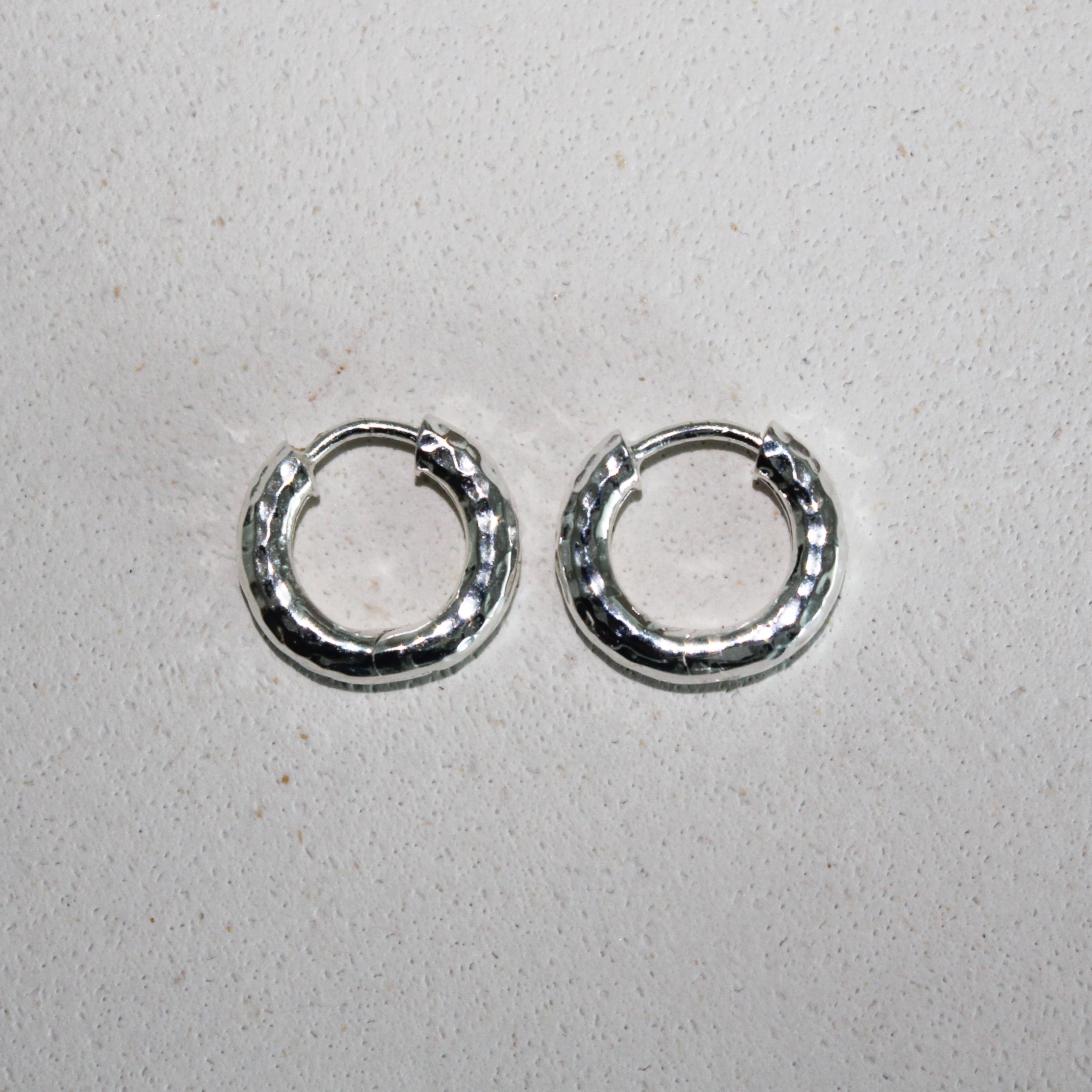 HAMMERED MINI HOOPS (SILVER)