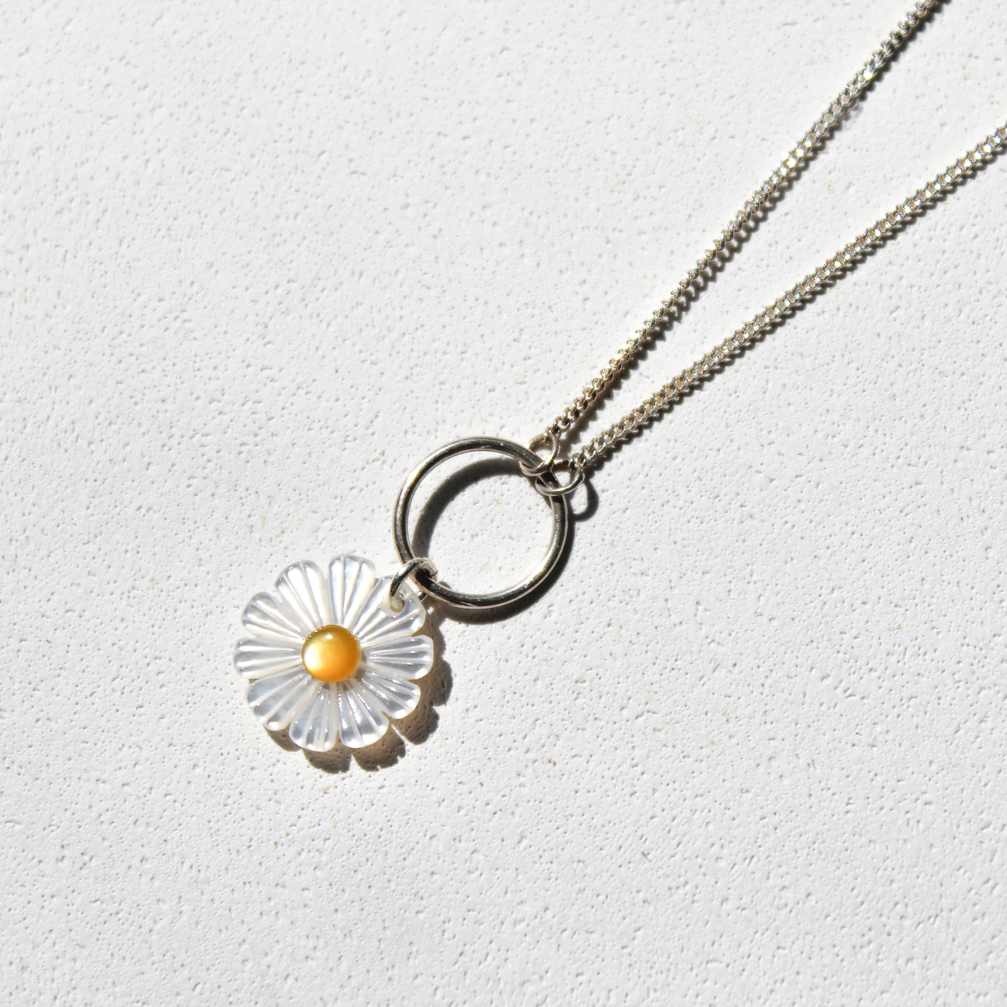 DAISY NECKLACE - MOTHER OF PEARL (SILVER)