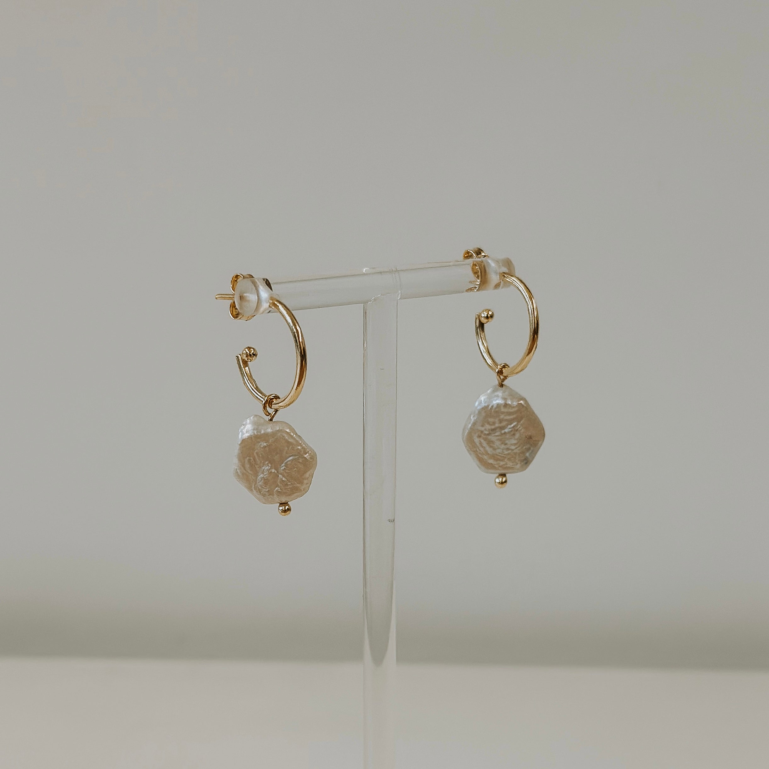 ASYMETRIC HOOPS - CULTIVATED PEARL (Gold Plated)