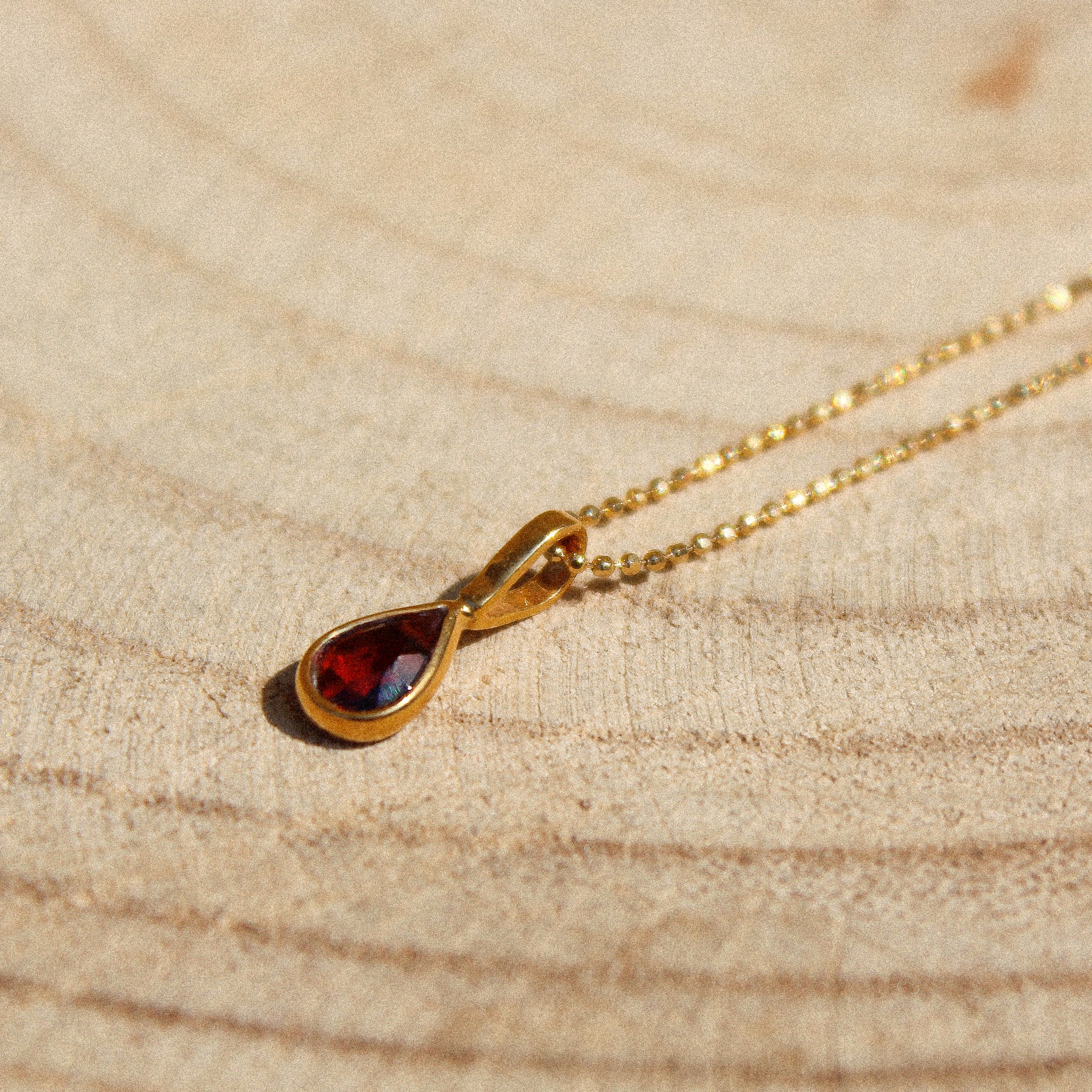 Happy tears necklace - Red Garnet (Gold plated)