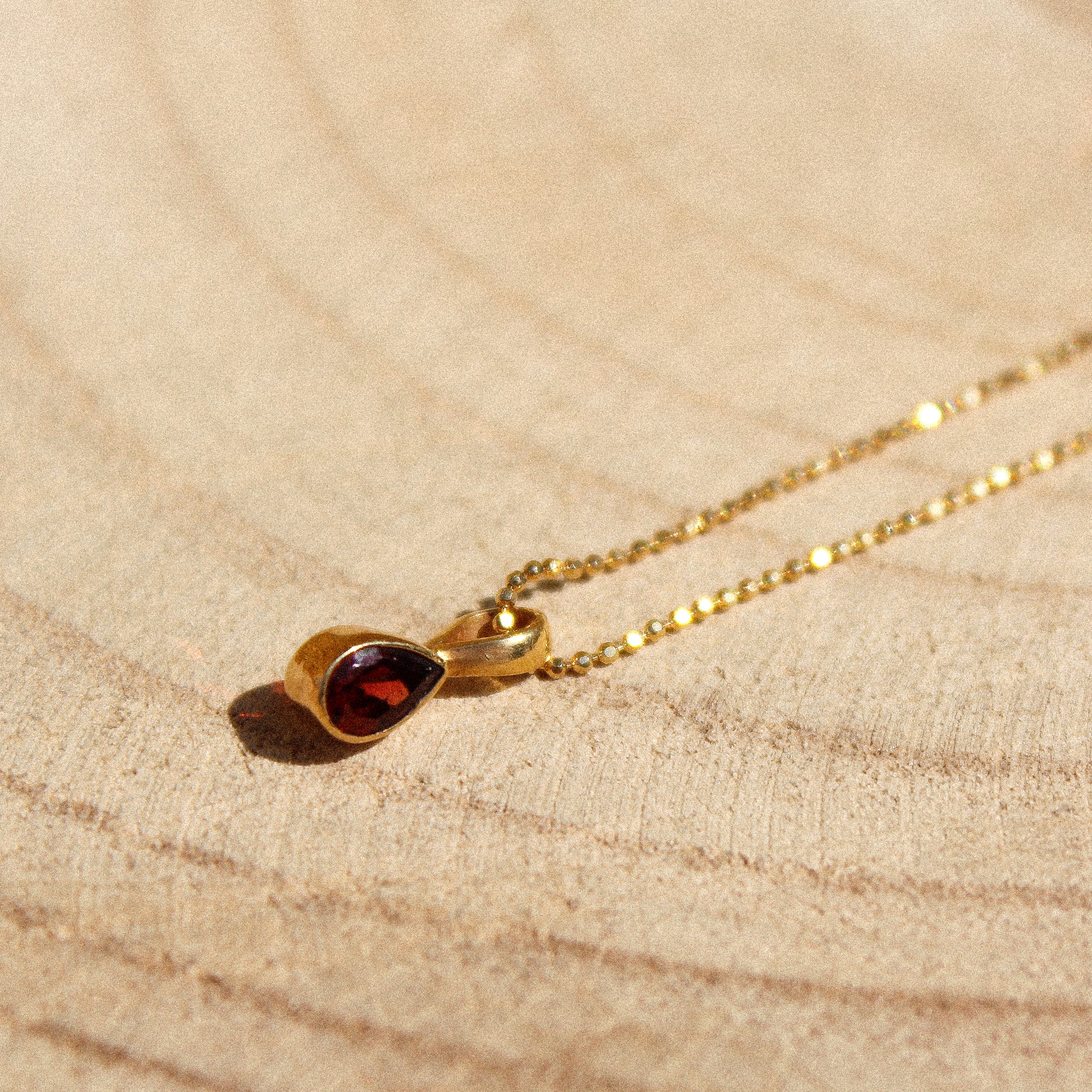 Magic drop necklace - Red Garnet cabochon (Gold plated)