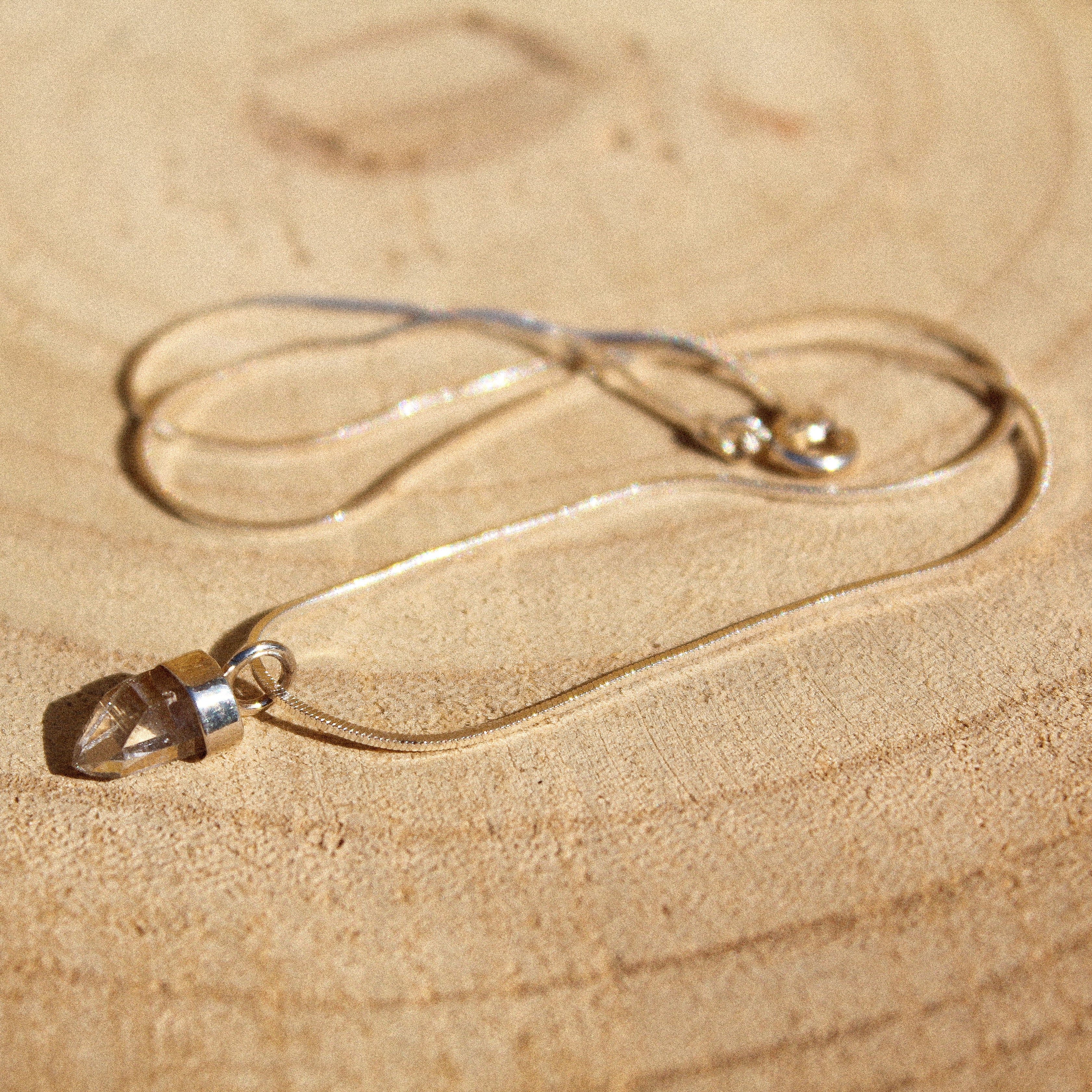 BABY PENDULUM CHOKER - CRYSTAL QUARTZ (SILVER)